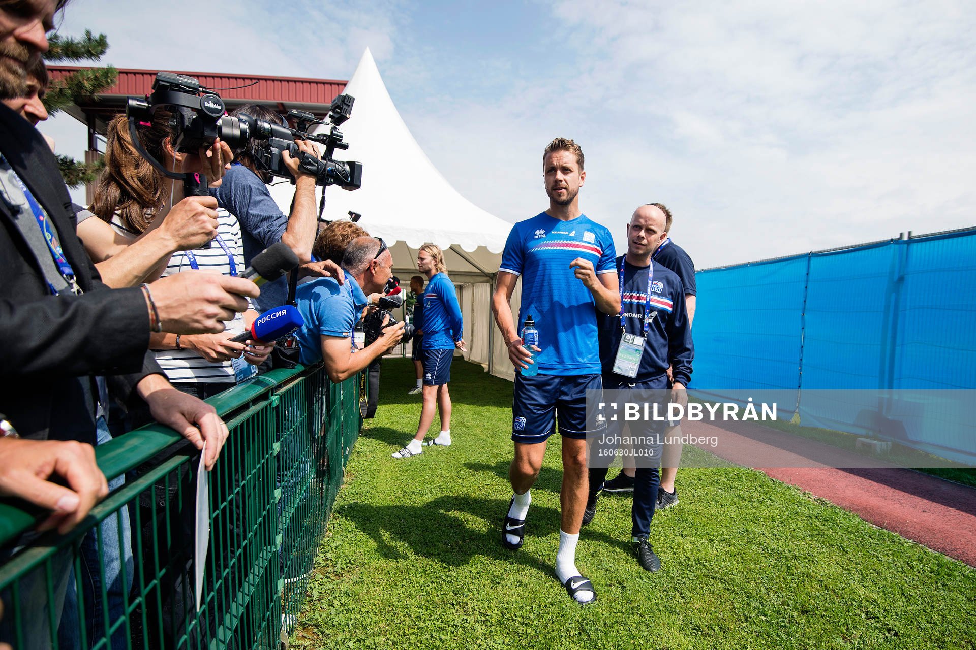 Kári Arnason pratar med media i mixed zone på Islands