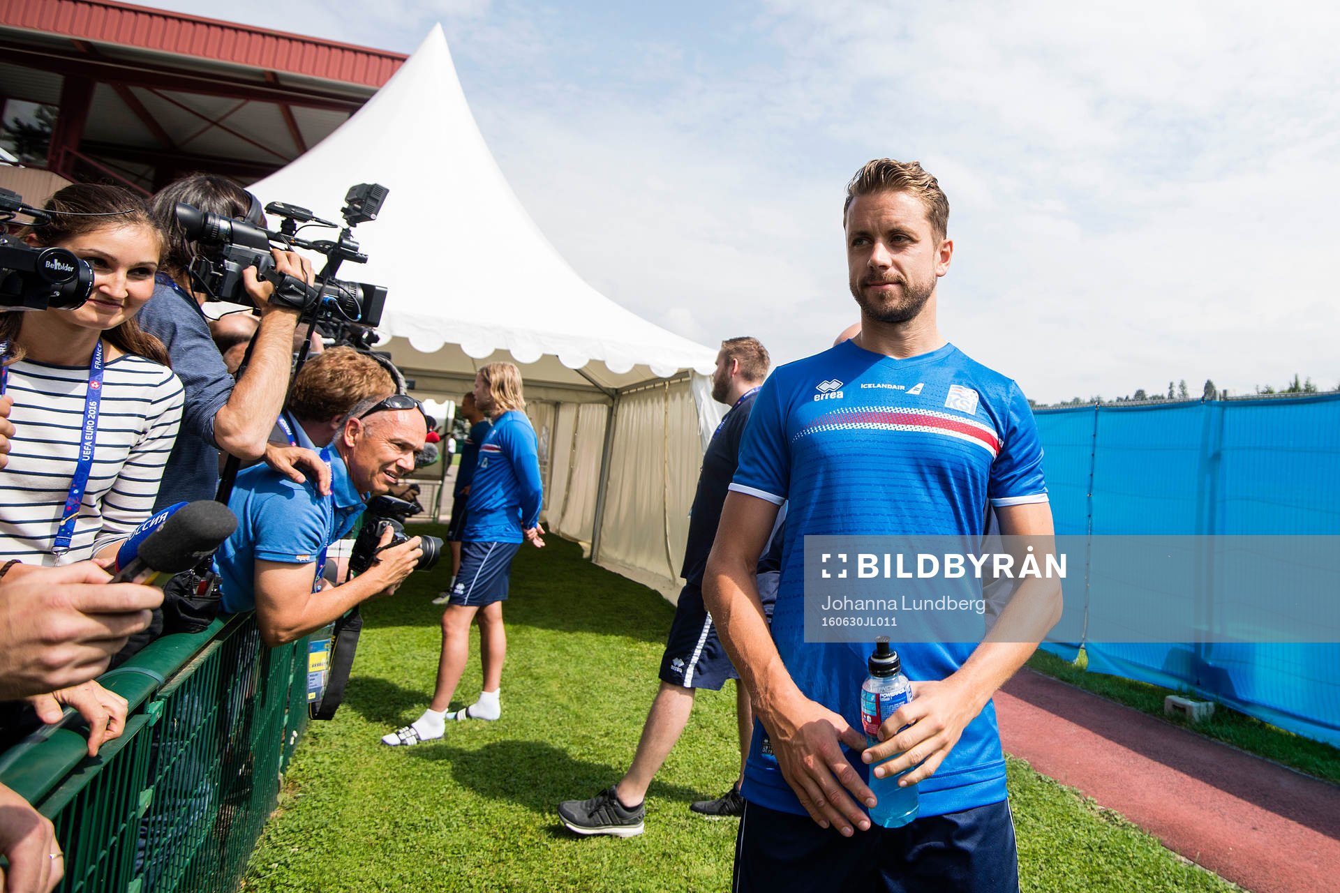 Kári Arnason pratar med media i mixed zone på Islands