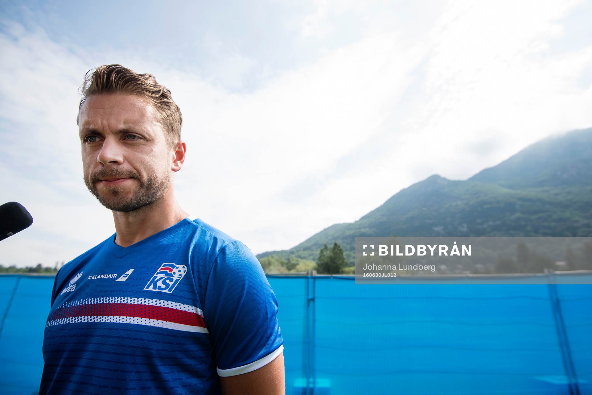 Kári Arnason pratar med media i mixed zone på Islands