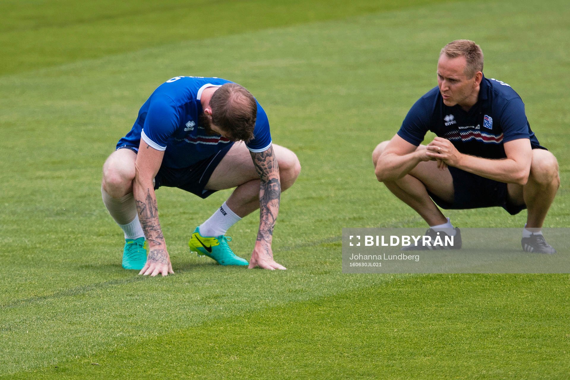 Aron Gunnarsson tränar på egen hand med lindat högerben