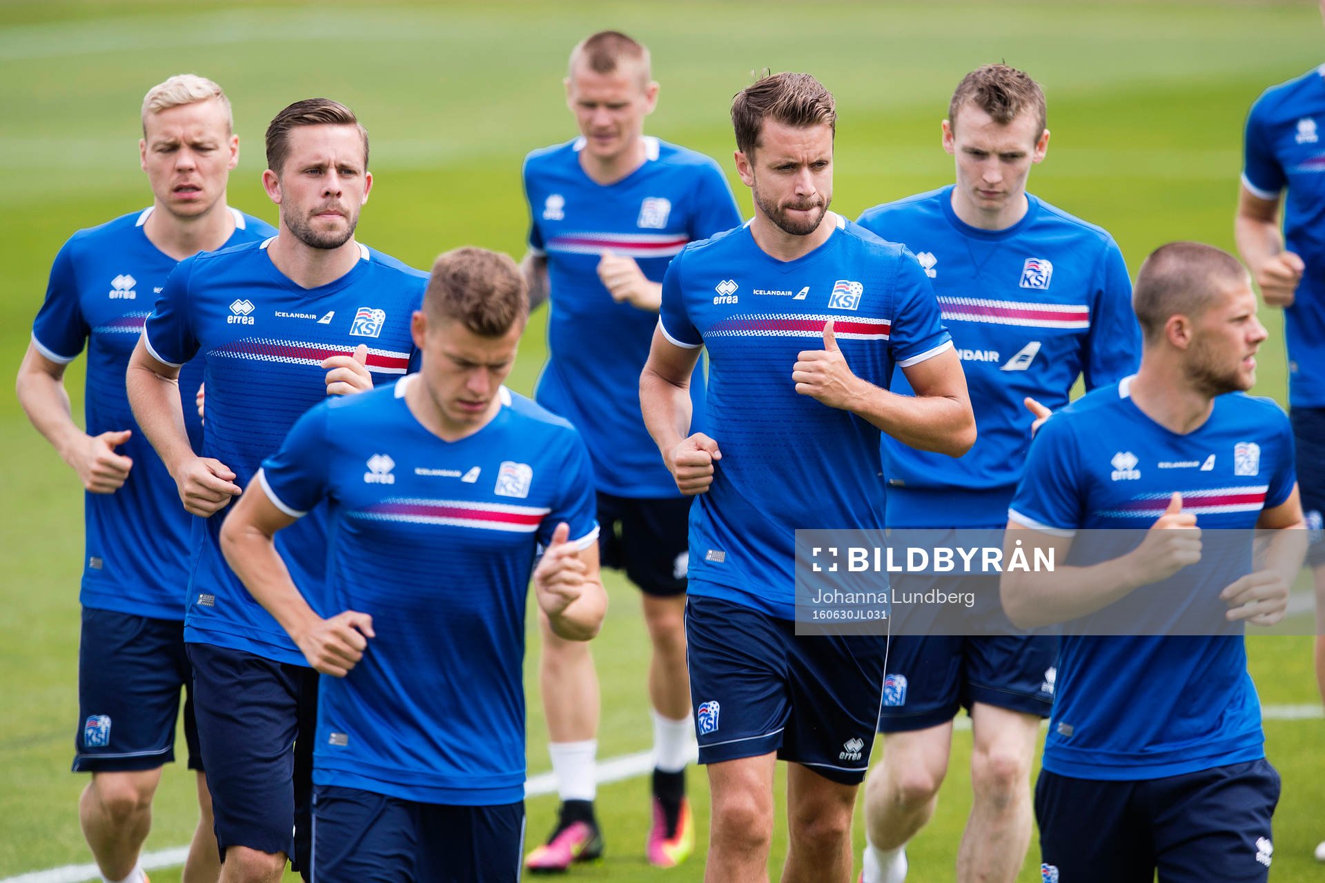 Spelarna värmer upp med Gylfi Sigurdsson och Kári Arnason