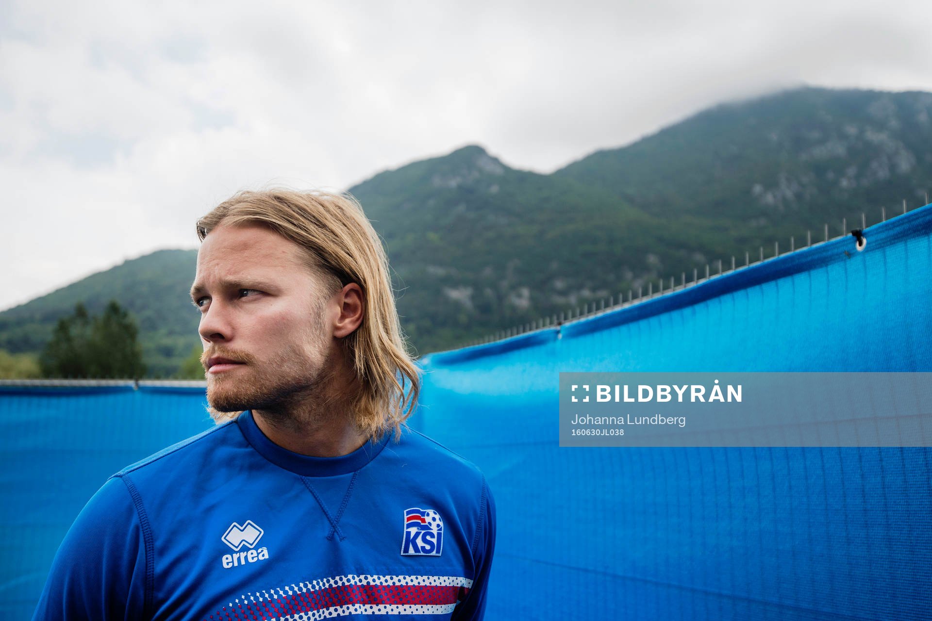 Birkir Bjarnason pratar med media i mixed zone på Islands