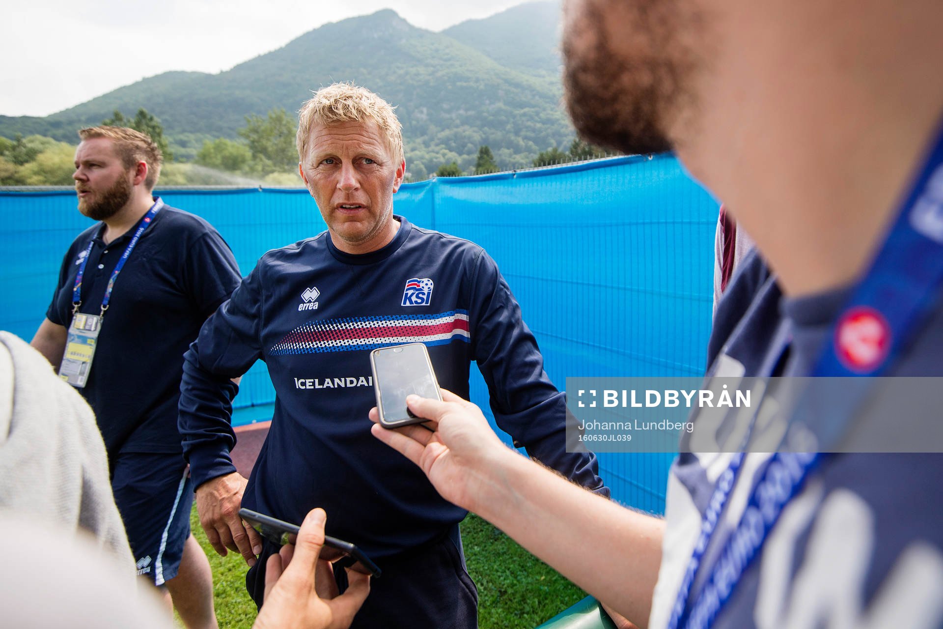 förbundskapten Heimir Hallgrimsson pratar med media i