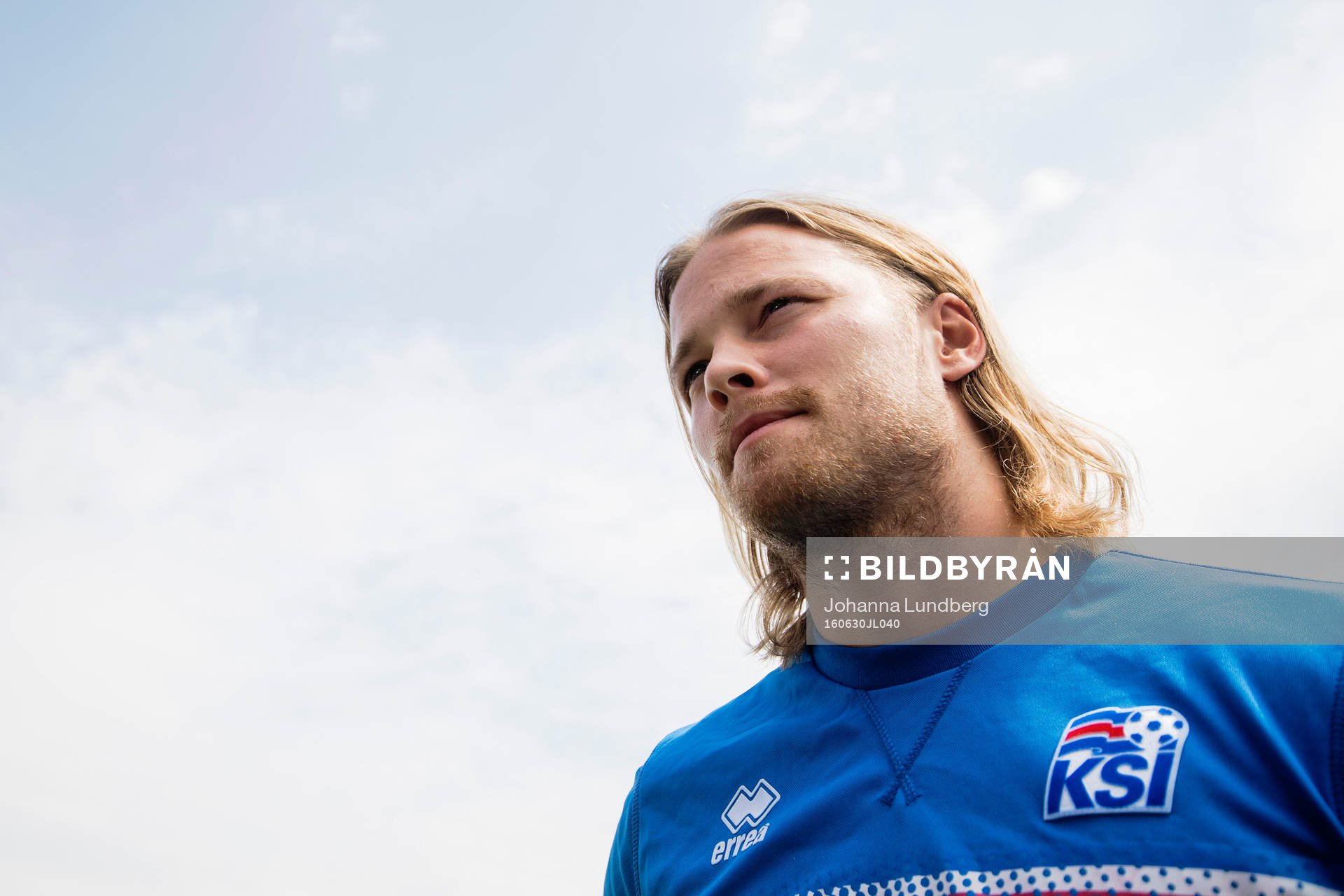 Birkir Bjarnason pratar med media i mixed zone på Islands
