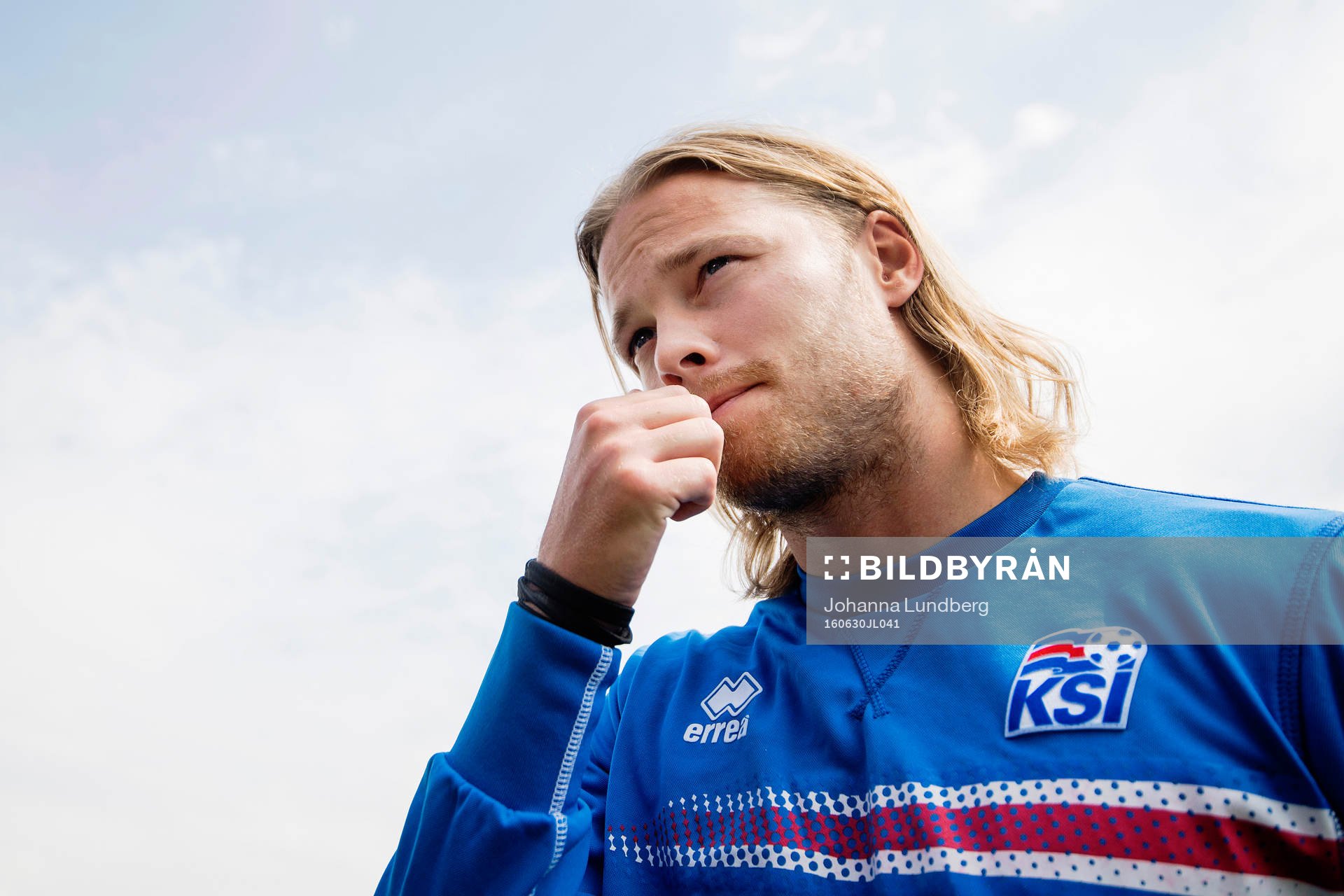 Birkir Bjarnason pratar med media i mixed zone på Islands fotbollslandslags träning under fotbolls-EM den 30 juni 2016 i Annecy.