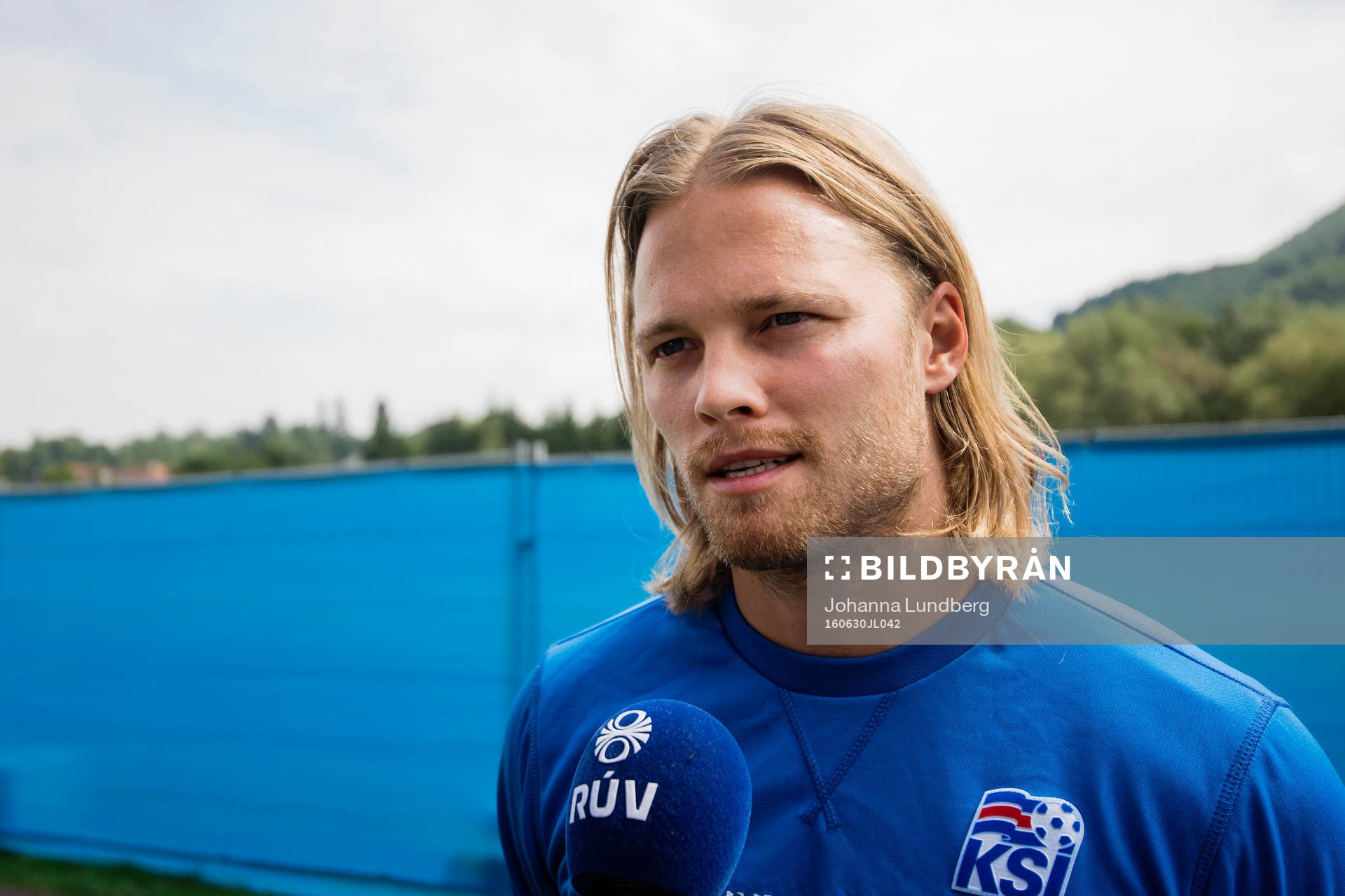 Birkir Bjarnason pratar med media i mixed zone på Islands