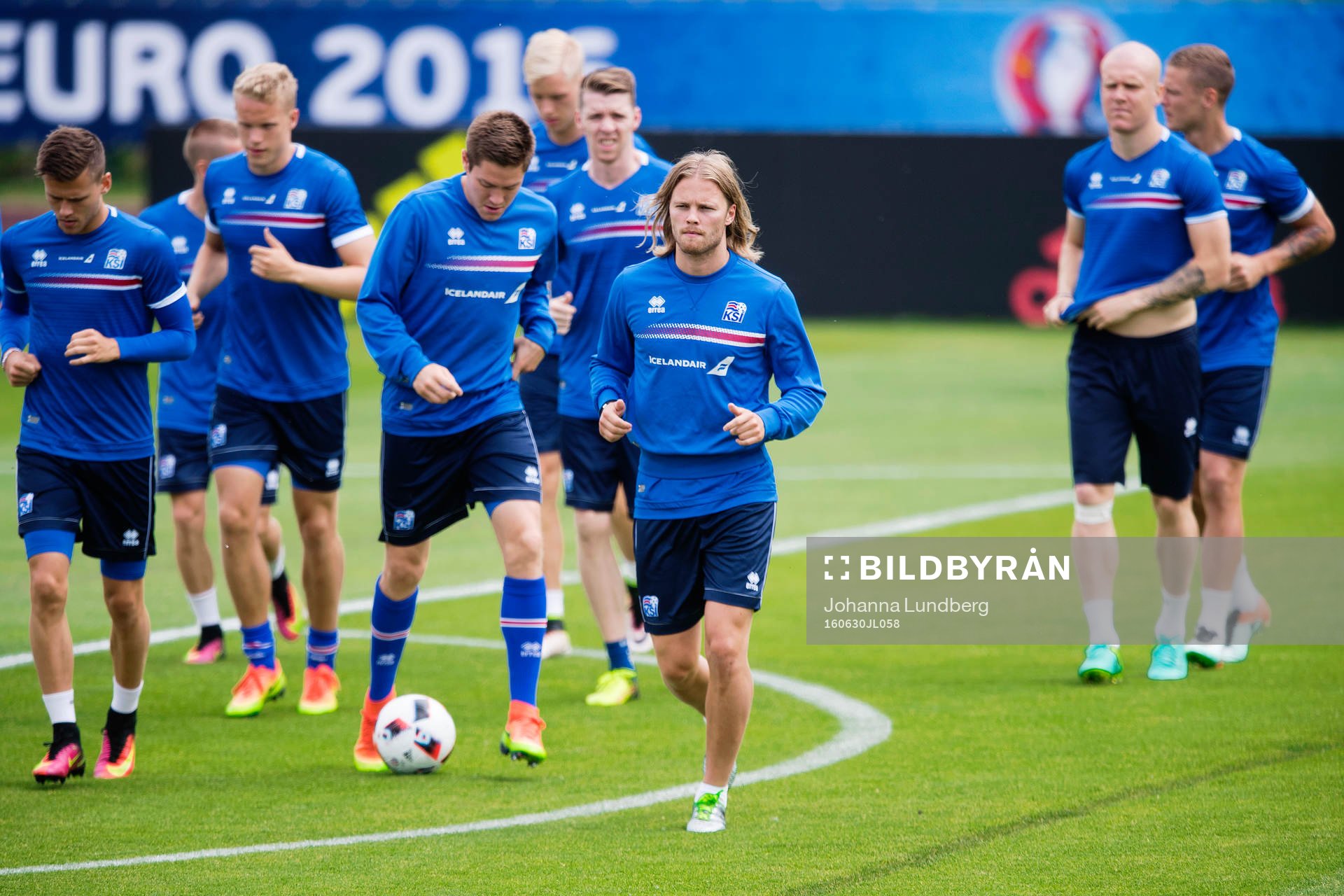 Spelarna med Birkir Bjarnason längst fram värmer upp på Islands fotbollslandslags träning under fotbolls-EM den 30 juni 2016 i Annecy.