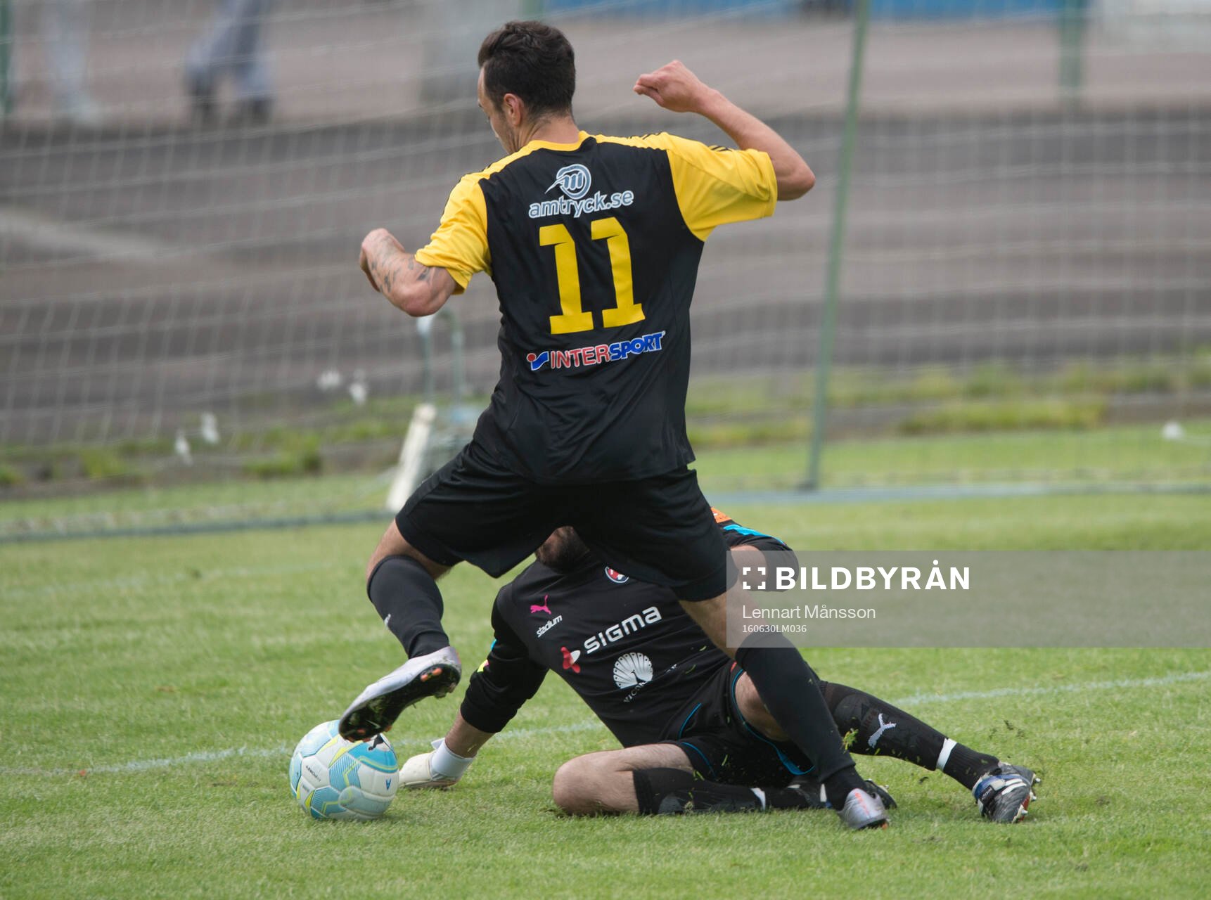 IFK Hässleholms Karim Al-Asi rundar målvakten i matchen i