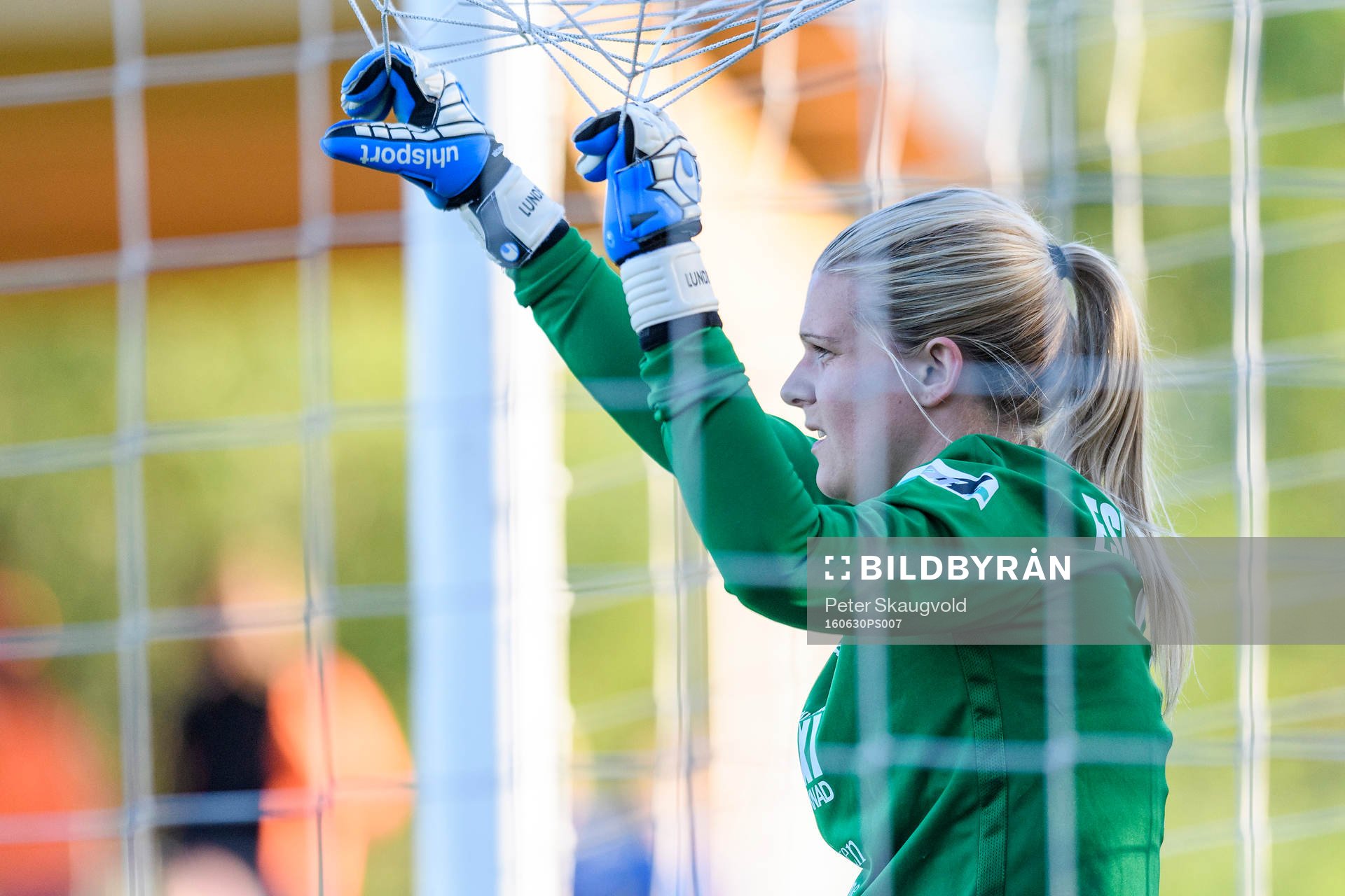 s målvakt Emelie Lundberg deppar