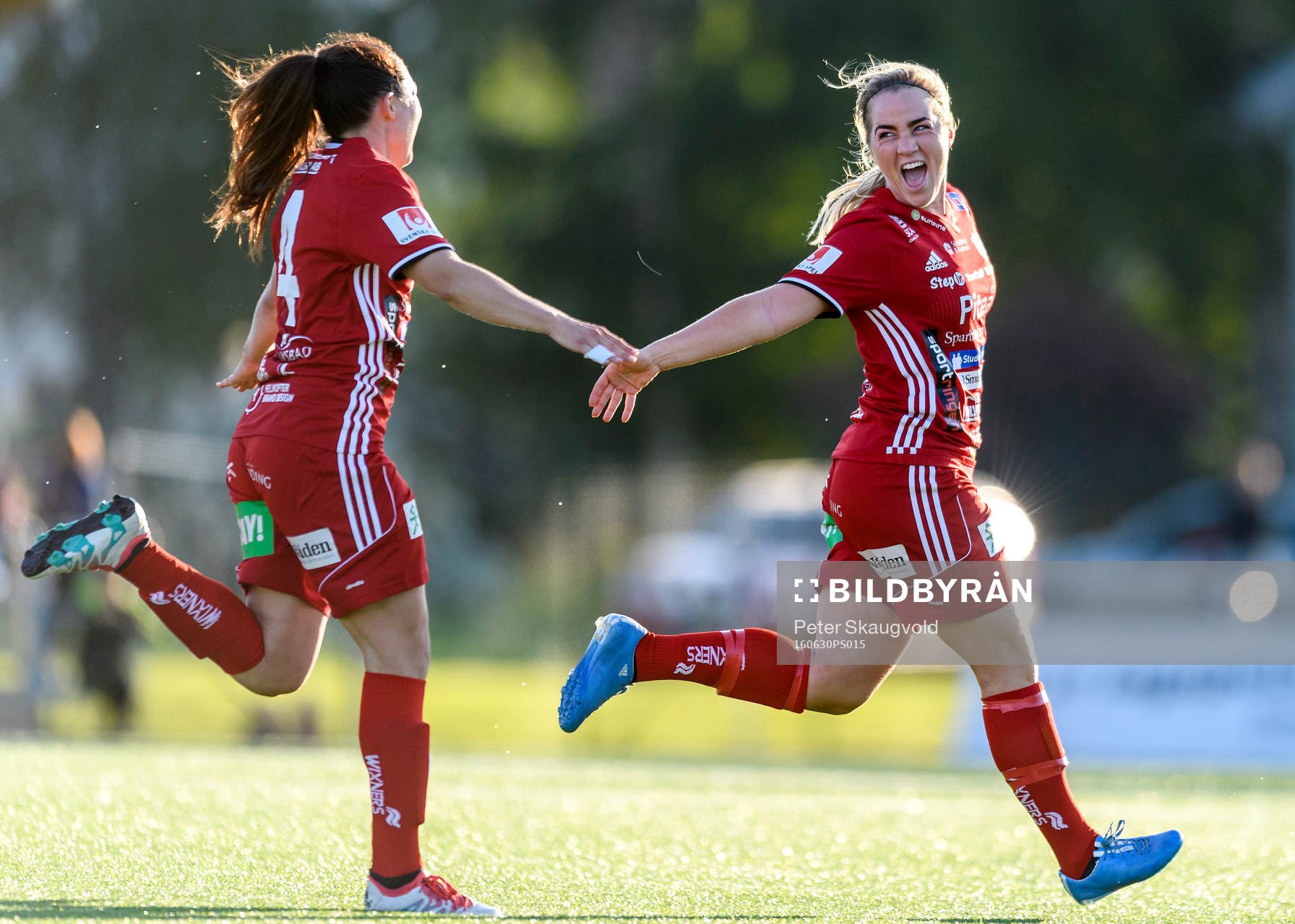 Piteås Irma Helin (h) jublar tillsammans med Josefin Johansson (v) efter sitt 2-0 mål under fotbollsmatchen i Damallsvenskan mellan Piteå och Eskilstuna den 30 juni 2016 i Piteå.
