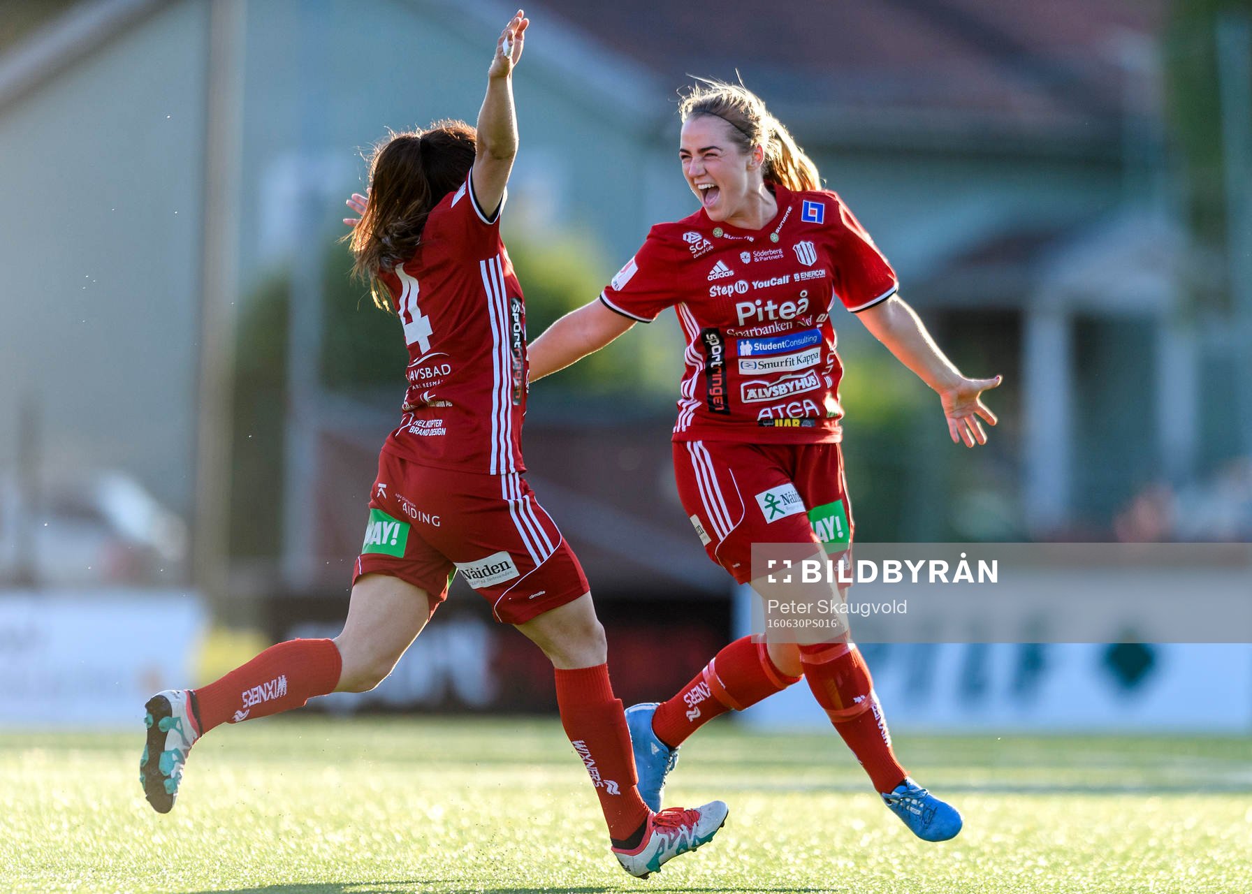 Piteås Irma Helin (h) jublar tillsammans med Josefin Johansson (v) efter sitt 2-0 mål under fotbollsmatchen i Damallsvenskan mellan Piteå och Eskilstuna den 30 juni 2016 i Piteå.
