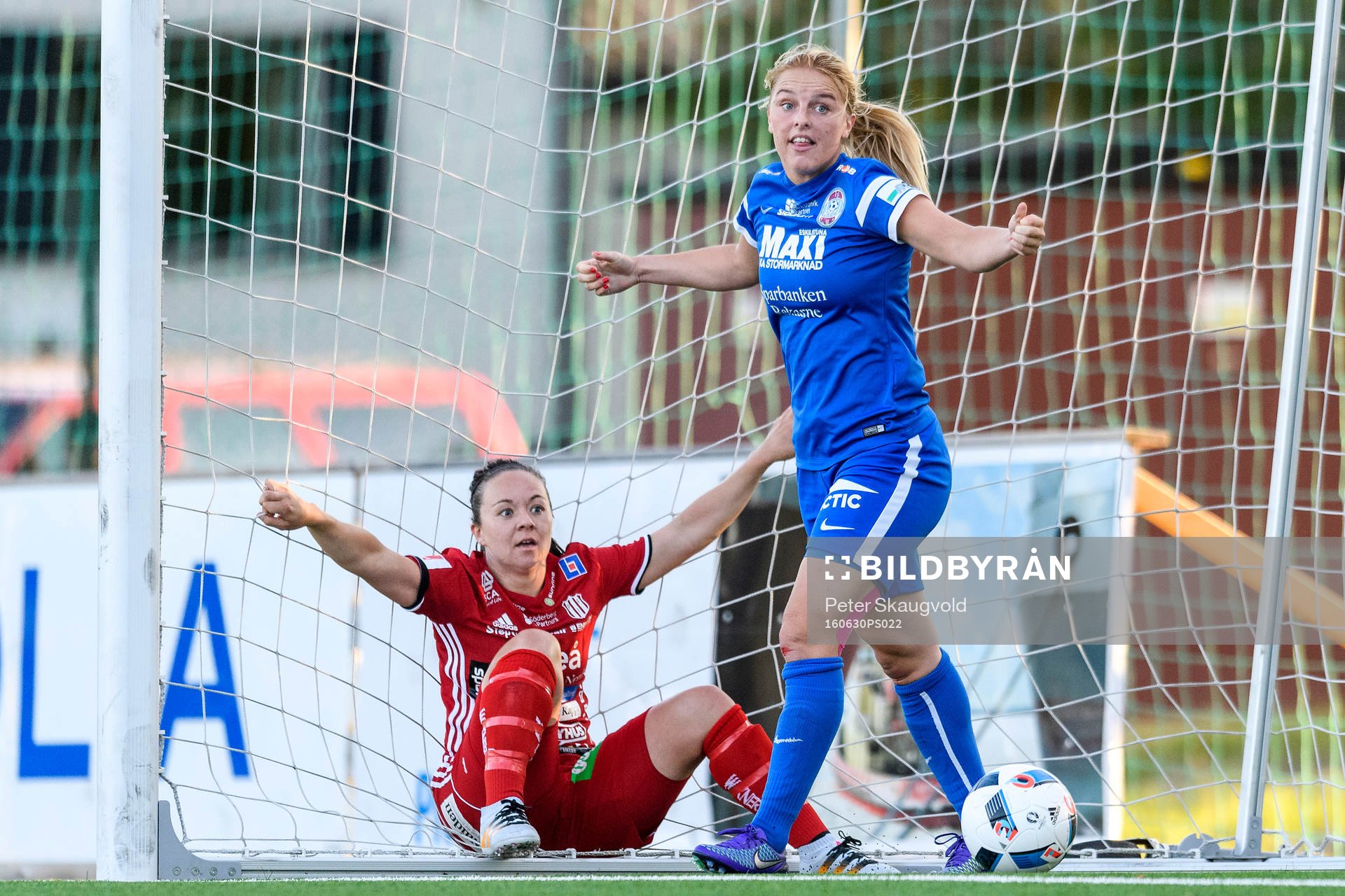 Eskilstuna:s Mimmi Larsson jublar efter sitt 2-2 mål men målet blir bortdömt för offside under fotbollsmatchen i Damallsvenskan mellan Piteå och Eskilstuna den 30 juni 2016 i Piteå.