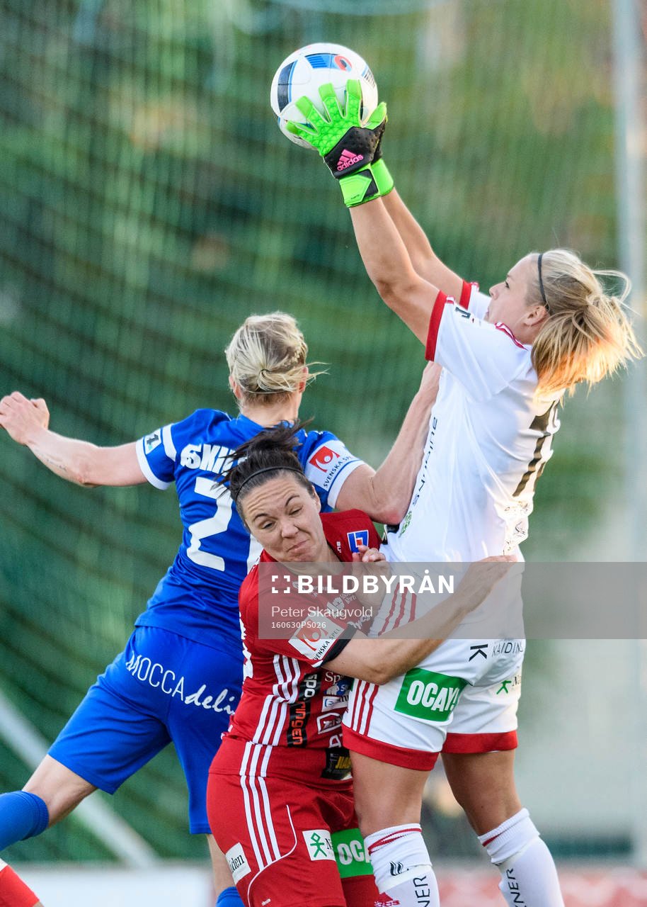 Piteås målvakt Hilda Carlén plockar ner en boll