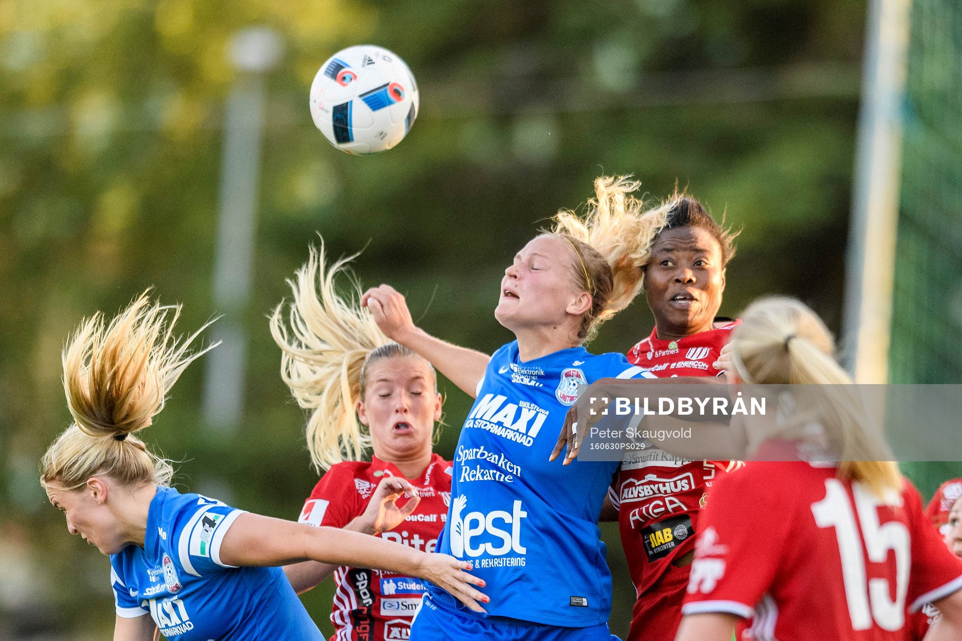 Piteås Faith Ikidi i nickduell med Eskilstuna:s Annica Svensson under fotbollsmatchen i Damallsvenskan mellan Piteå och Eskilstuna den 30 juni 2016 i Piteå.