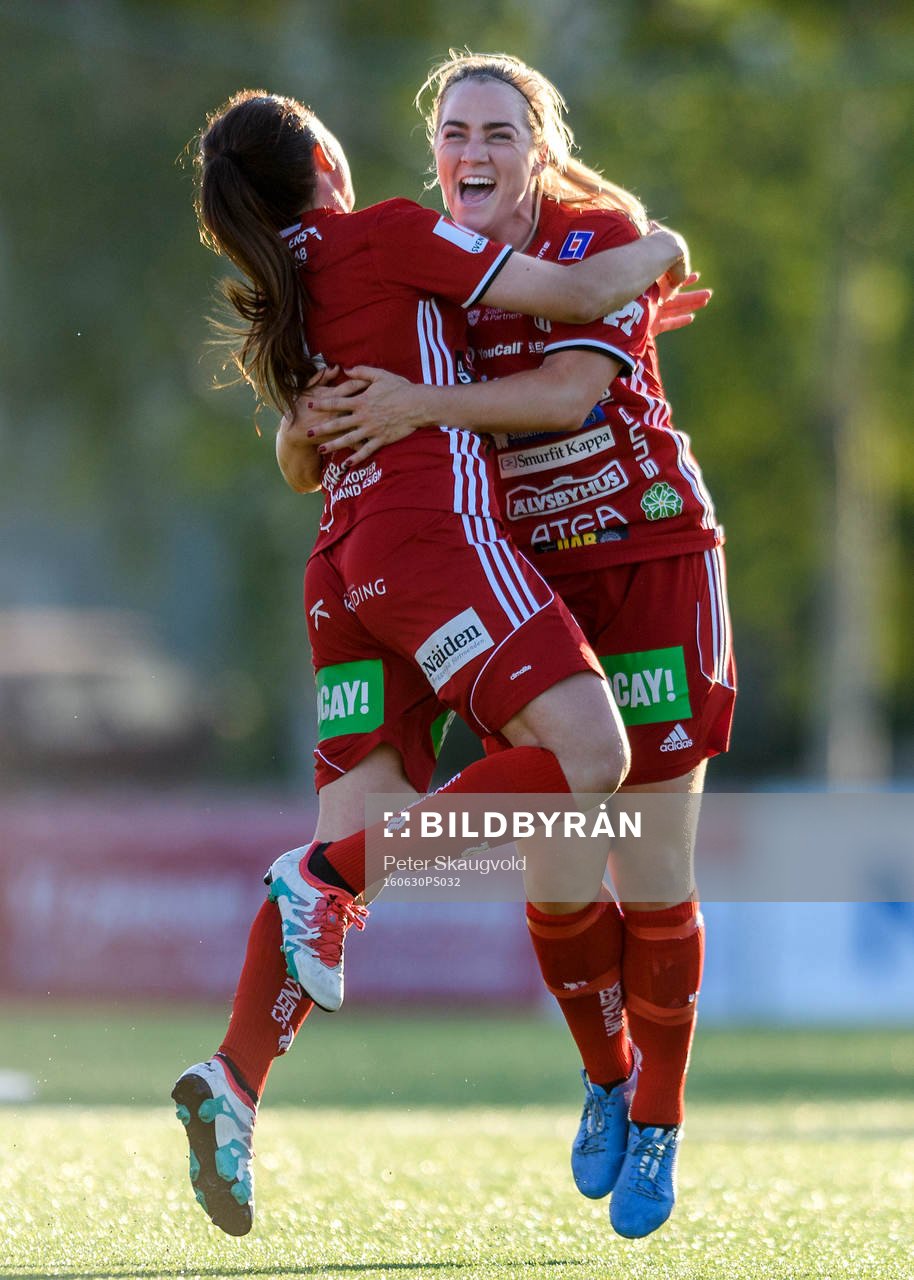 Piteås Irma Helin (h) jublar tillsammans med Josefin Johansson (v) efter sitt 2-0 mål under fotbollsmatchen i Damallsvenskan mellan Piteå och Eskilstuna den 30 juni 2016 i Piteå.