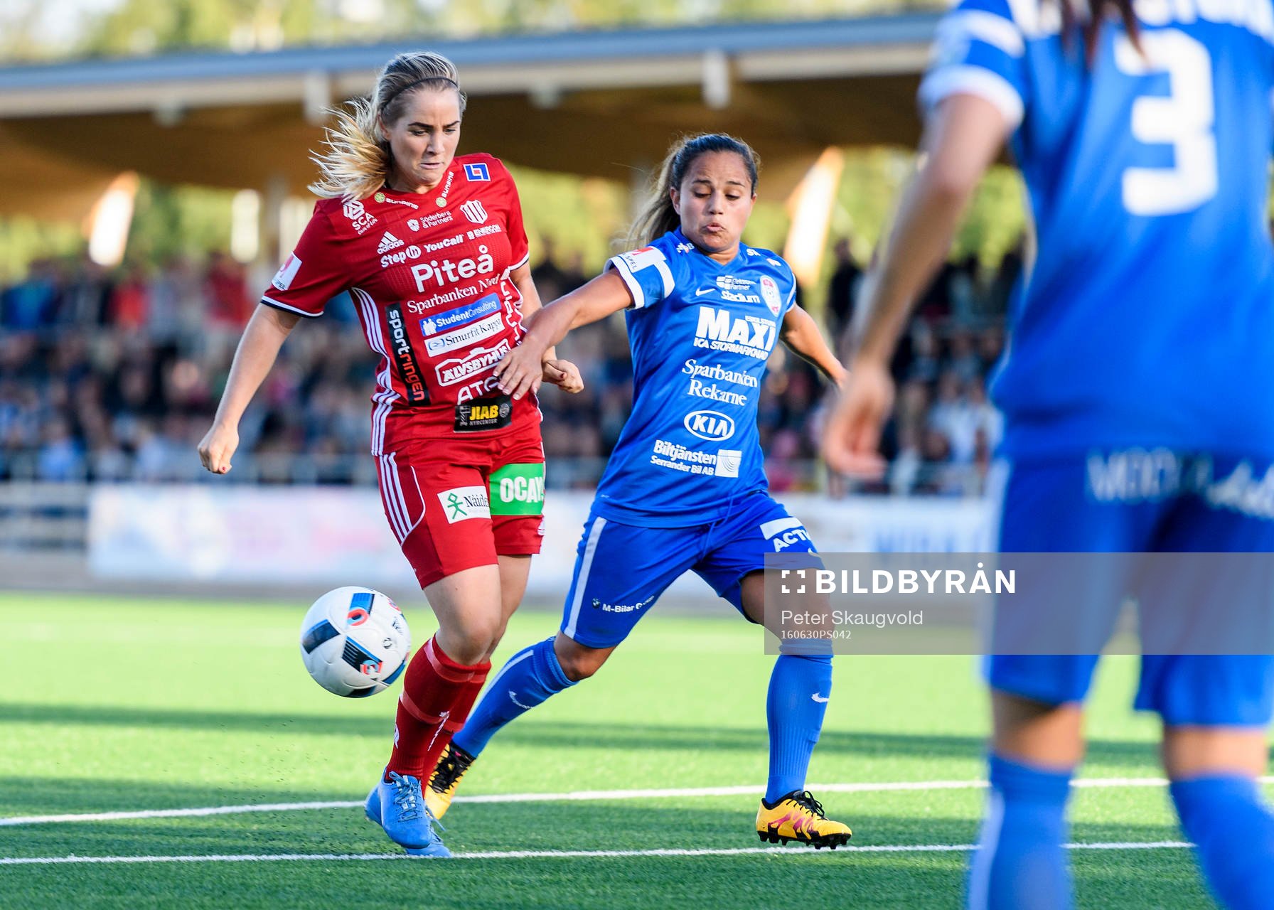 Piteås Irma Helin i kamp med Eskilstuna:s Malin Diaz under fotbollsmatchen i Damallsvenskan mellan Piteå och Eskilstuna den 30 juni 2016 i Piteå.