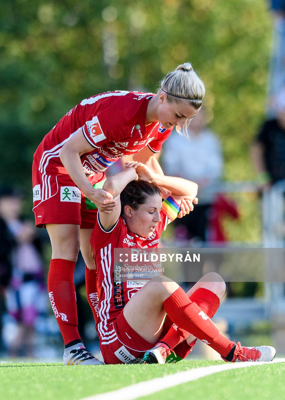 Piteås Emelie Lövgren hjälper Josefin Johansson som har