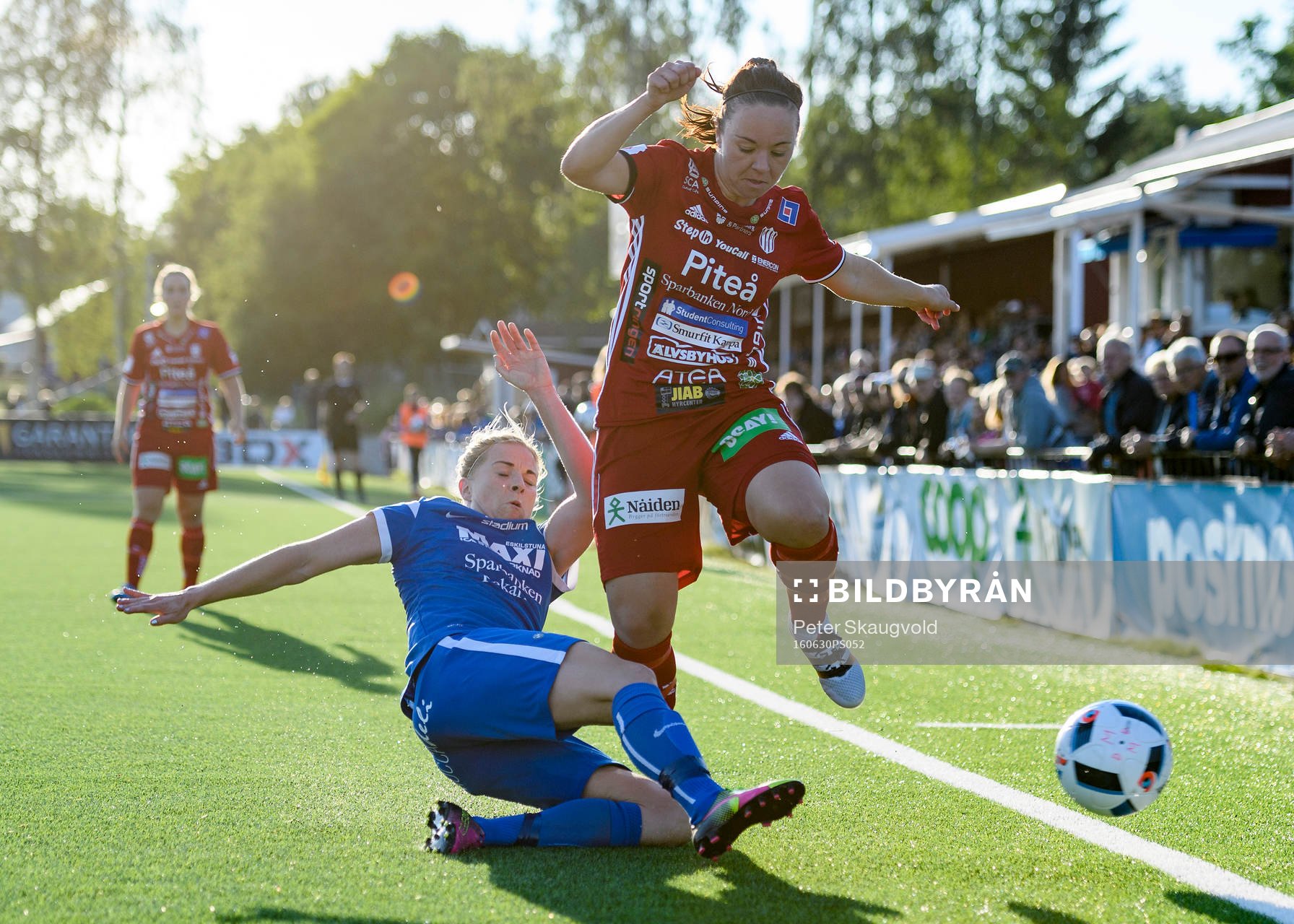 s Annica Svensson tacklar Piteås June Pedersen