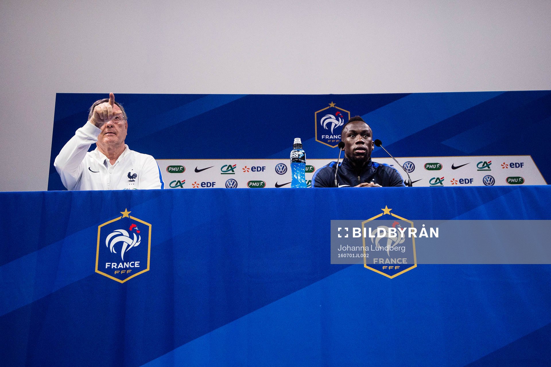 Bacary Sagna på Frankrikes fotbollslandslags presskonferens