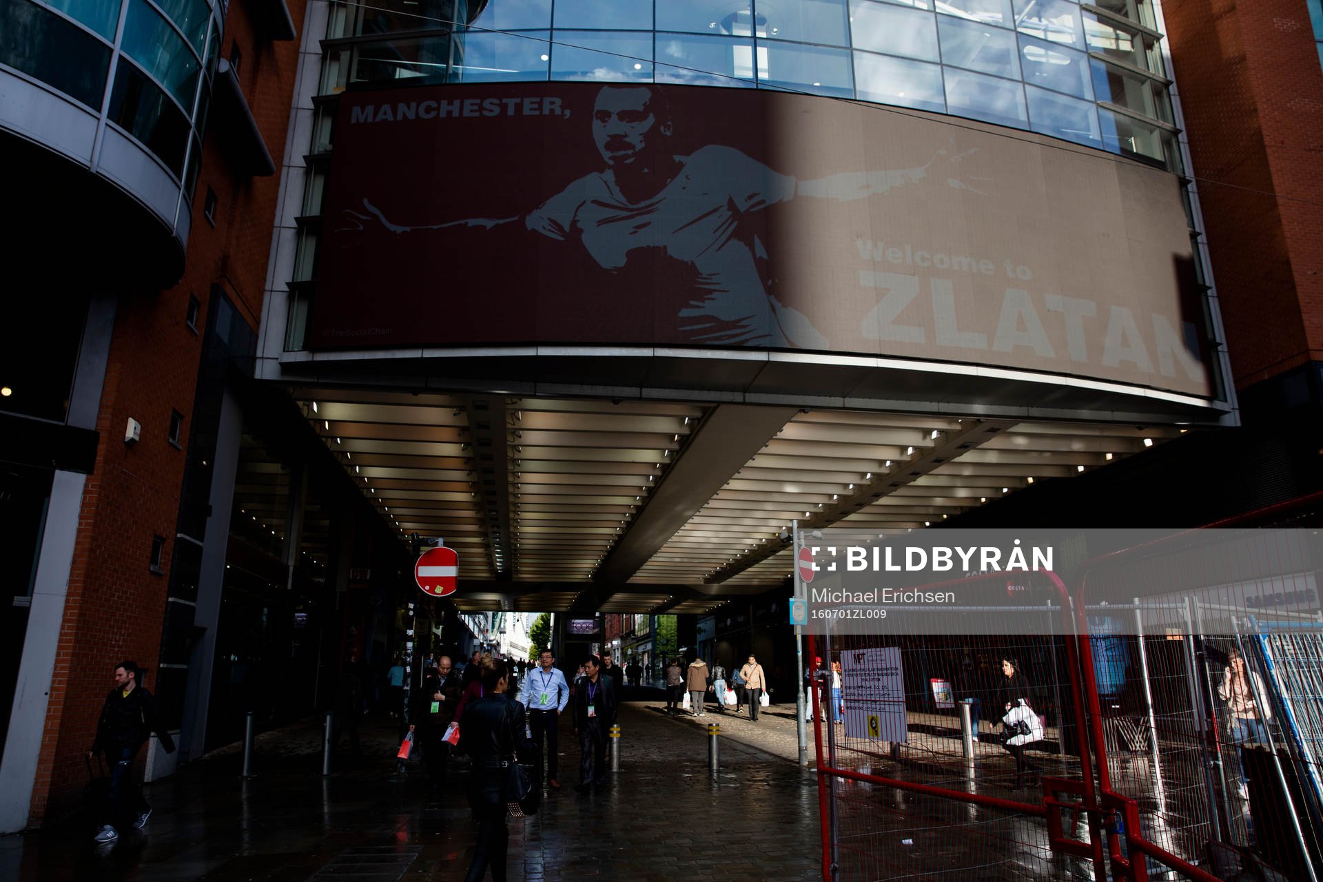 En ledskylt med Zlatan vid Arndale shopping center