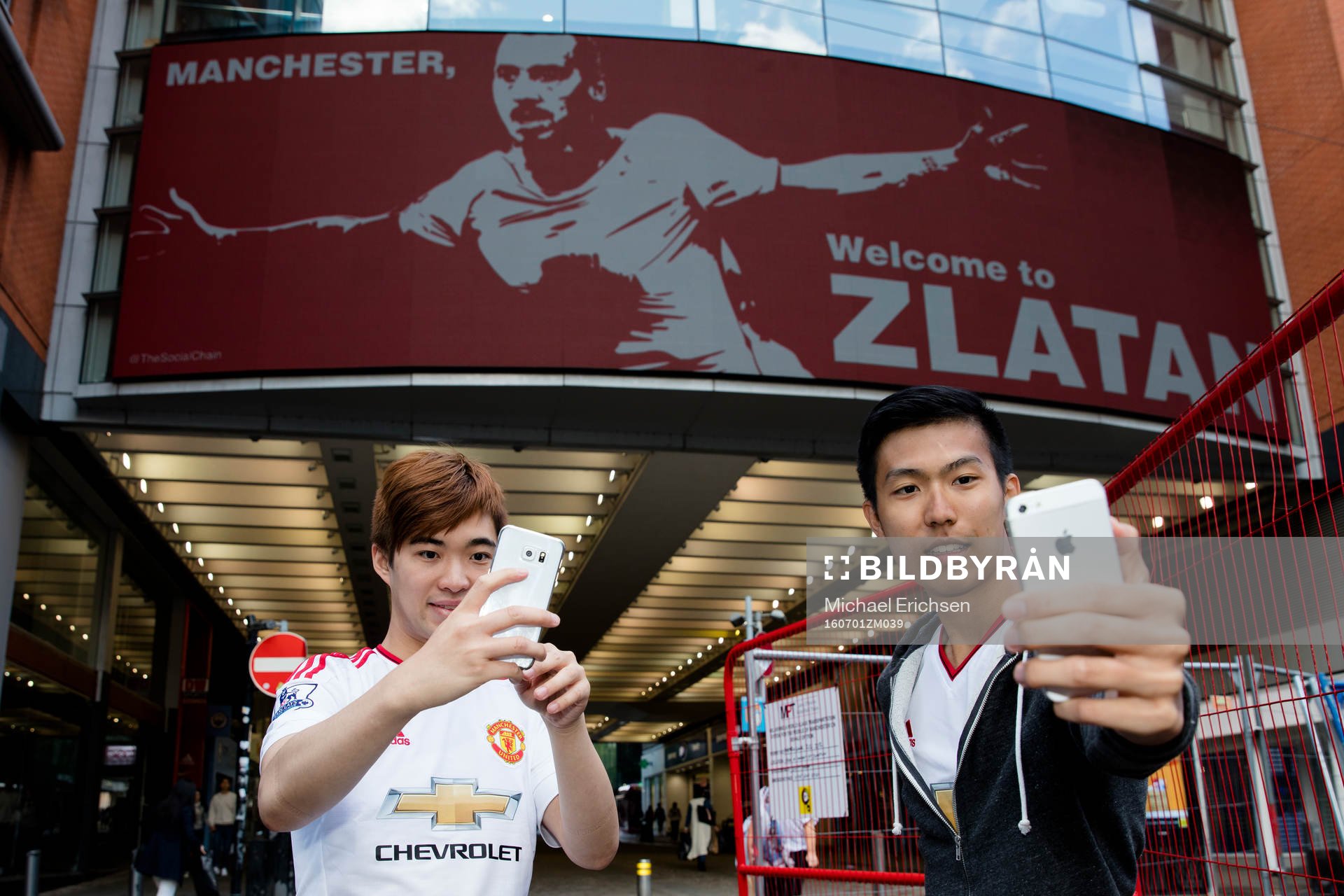 United supportrar vid namn Oachin och Stephen tar selfies
