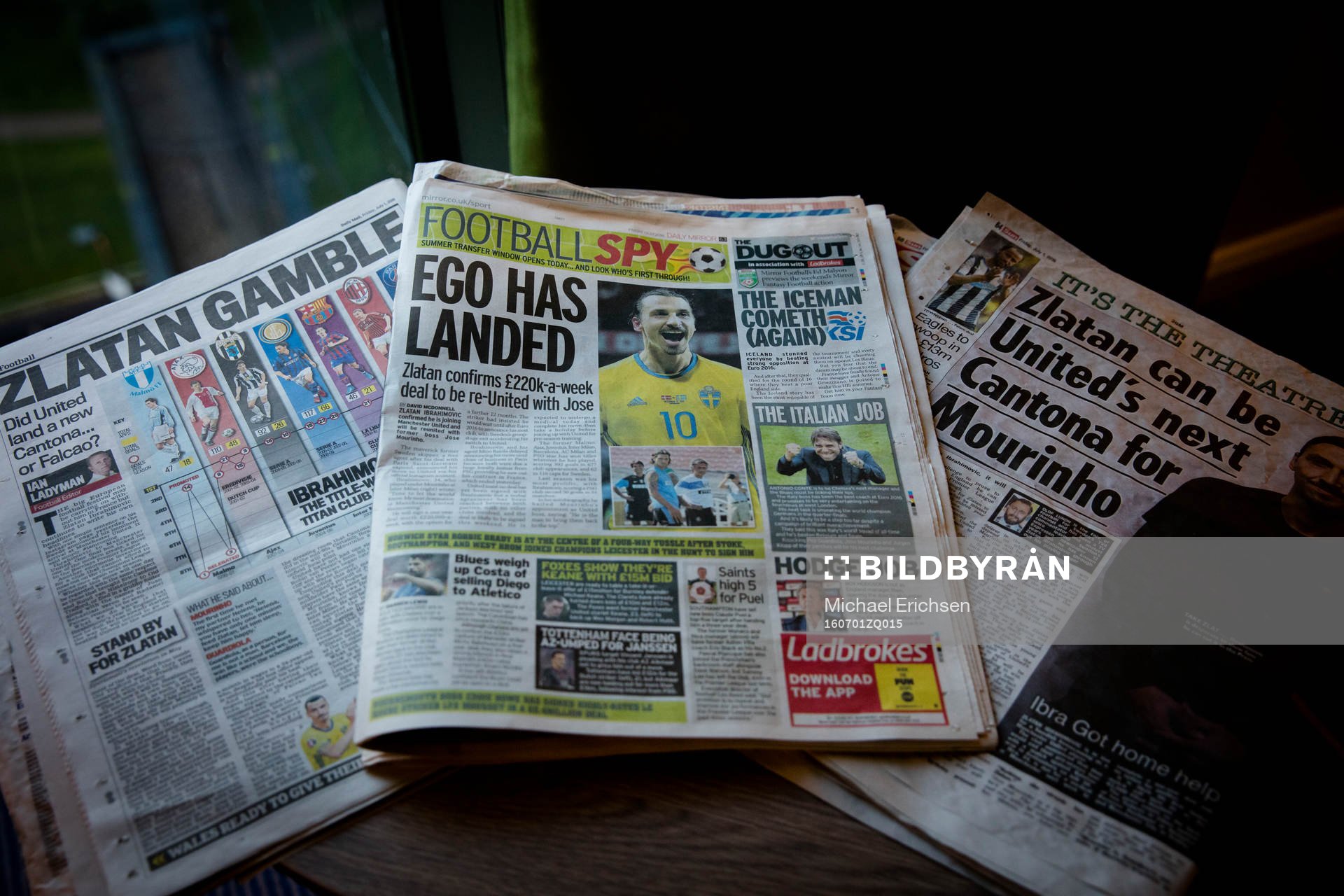 Tidningsuppslag med Zlatan nyheter