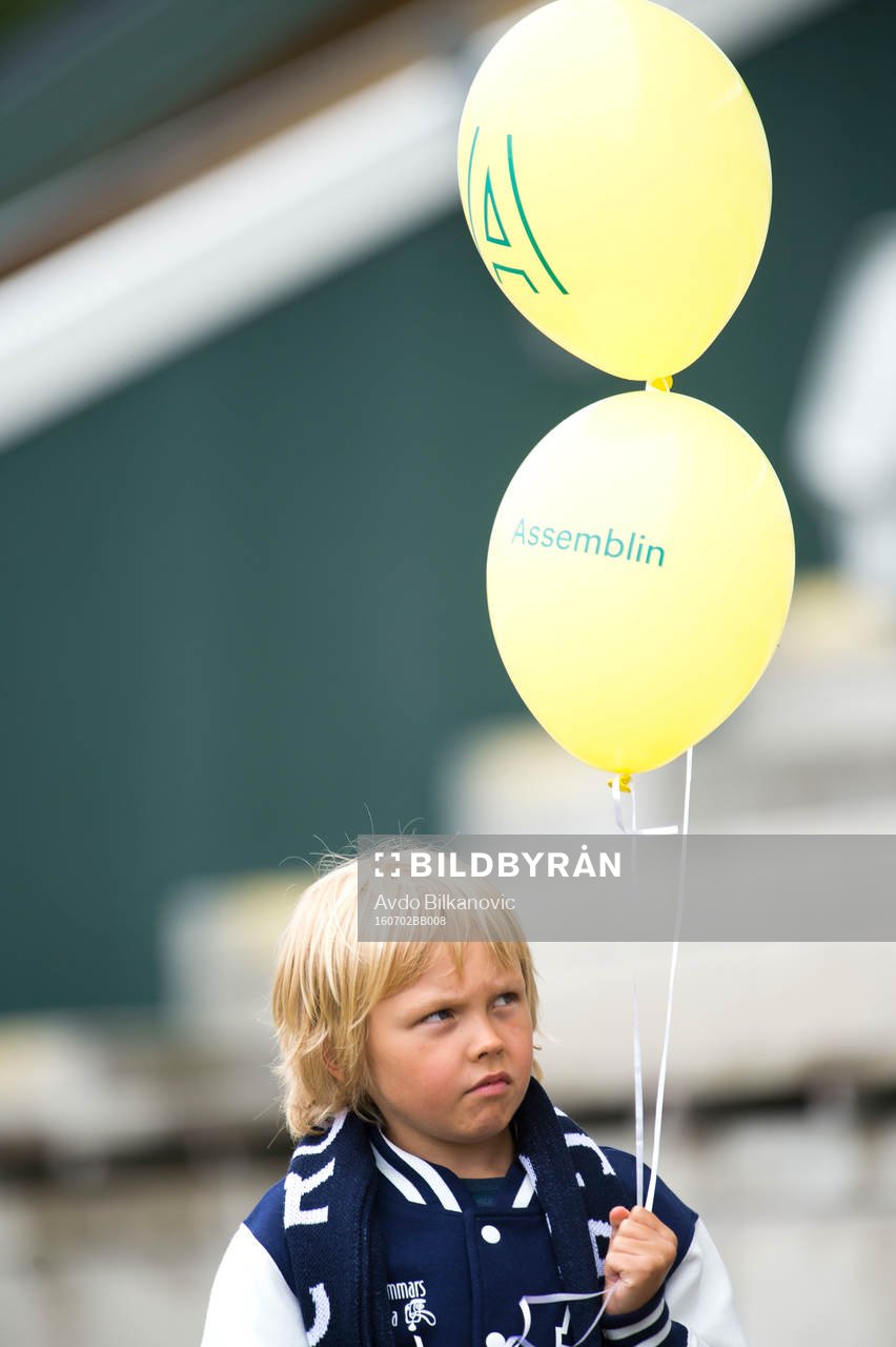 En ung pojke med ballonger