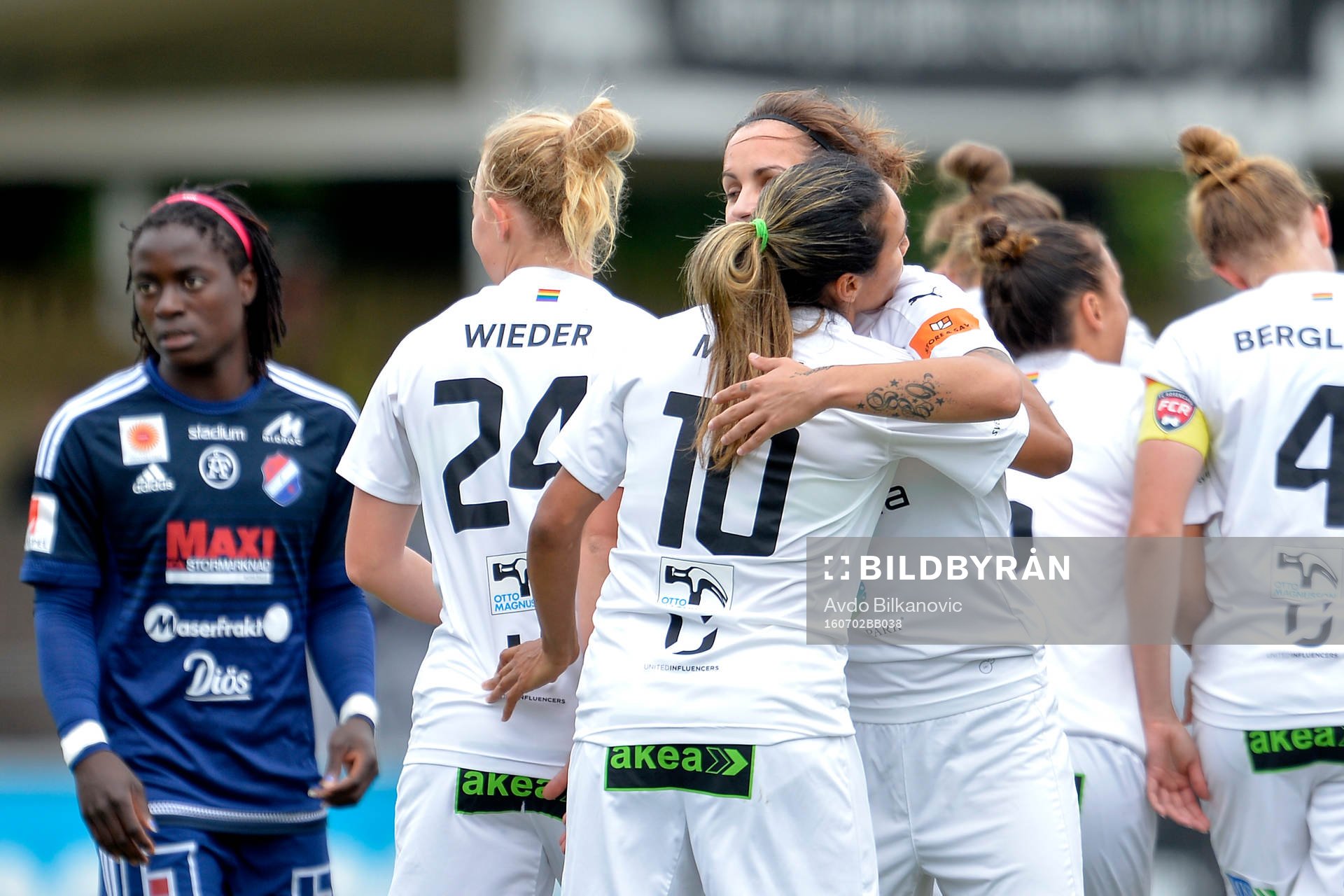 Rosengårds Marta Viera Da Silva och Natasa Andonova jublar