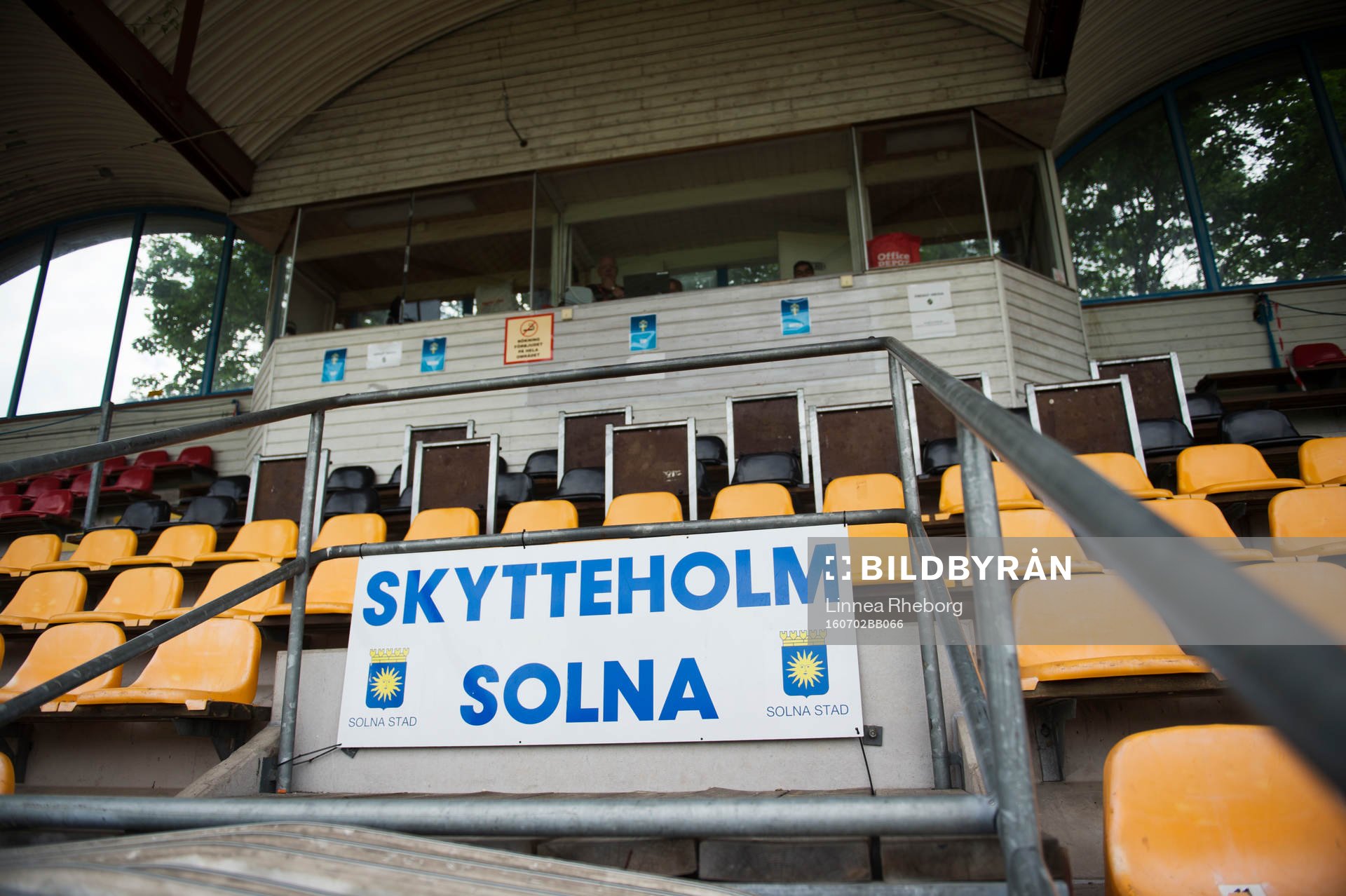 En skylt för Skytteholms IP sitter uppe på läktaren