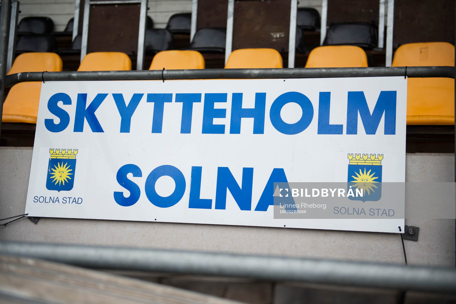 En skylt för Skytteholms IP sitter uppe på läktaren