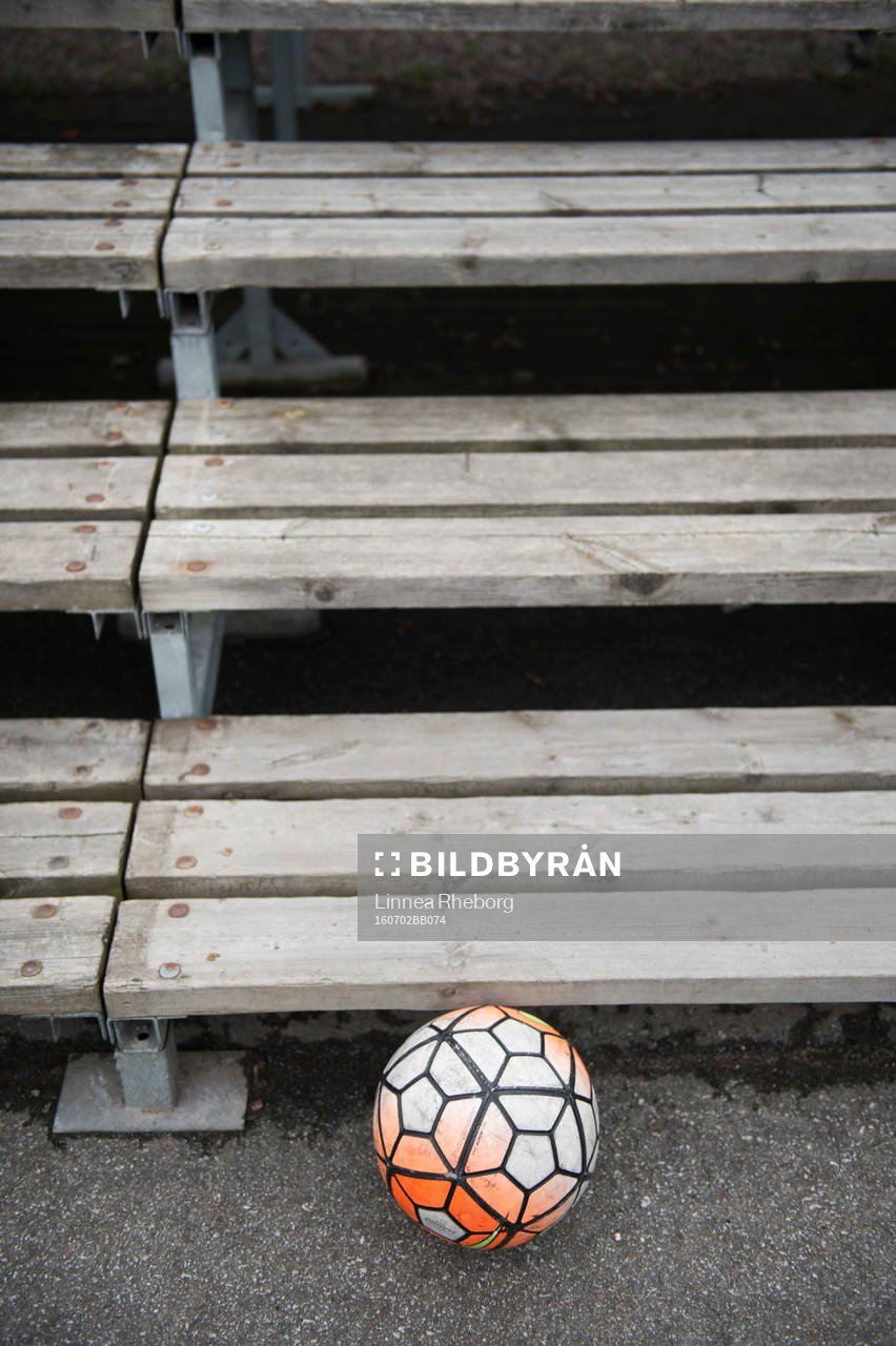 En boll ligger intill läktaren på Skytteholms IP