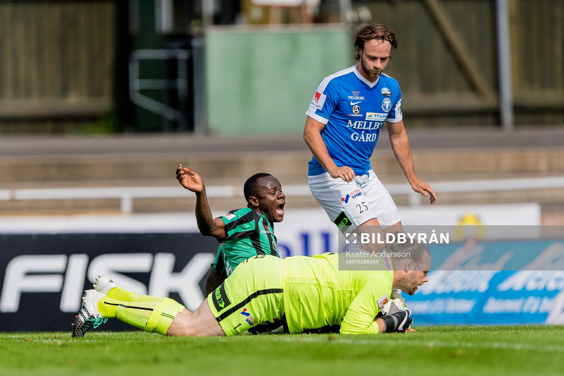Trelleborgs målvakt Fredrik Persson räddar framför