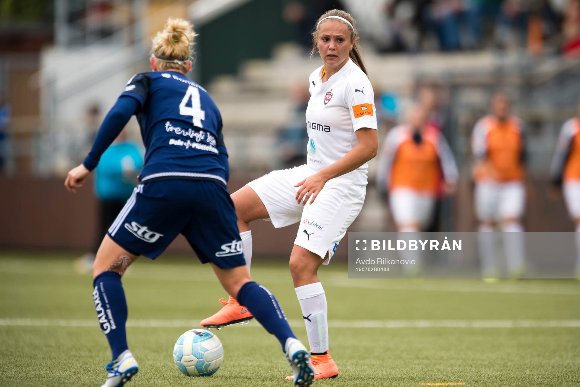 Rosengårds Lieke Martens och Kvarnsvedens Robyn Decker under fotbollsmatchen i Damallsvenskan mellan Rosengård och Kvarnsveden den 2 juli 2016 i Malmö.