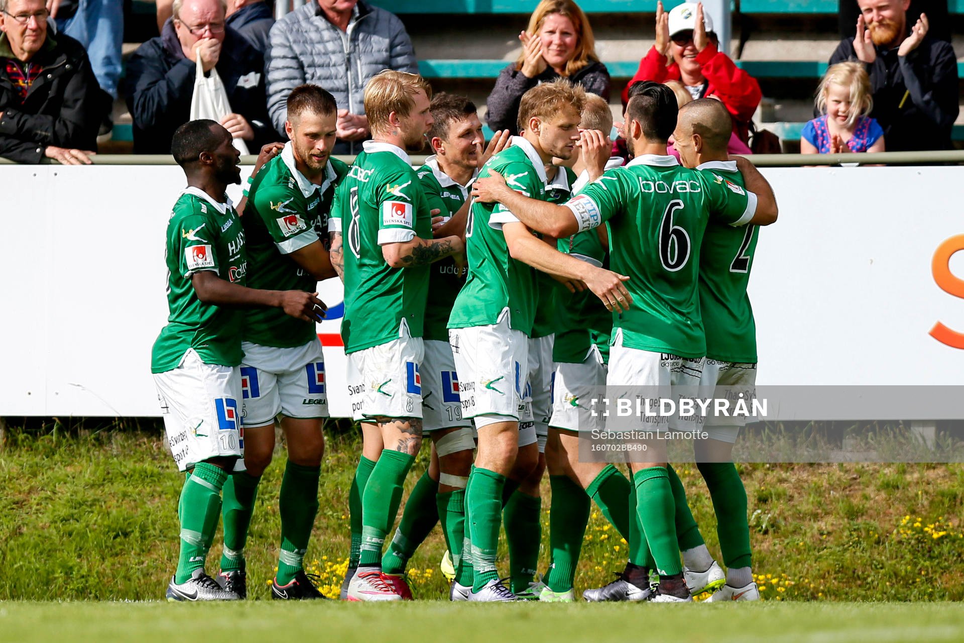 Ljungskiles Hannes Stiller jublar med lagkamraterna