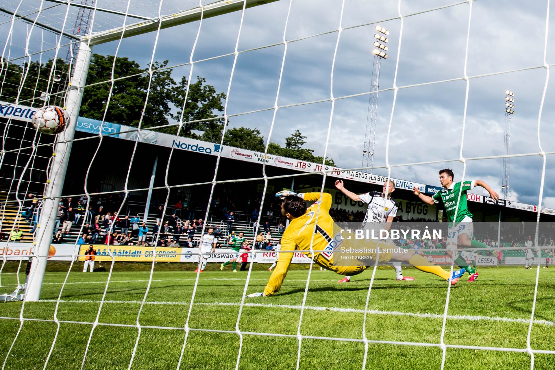 Ljungskiles Hannes Stiller gör 1-0 bakom GAIS målvakt Tommi Vaiho under fotbollsmatchen i Superettan mellan Ljungskile och GAIS den 2 juli 2016 i Ljungskile.