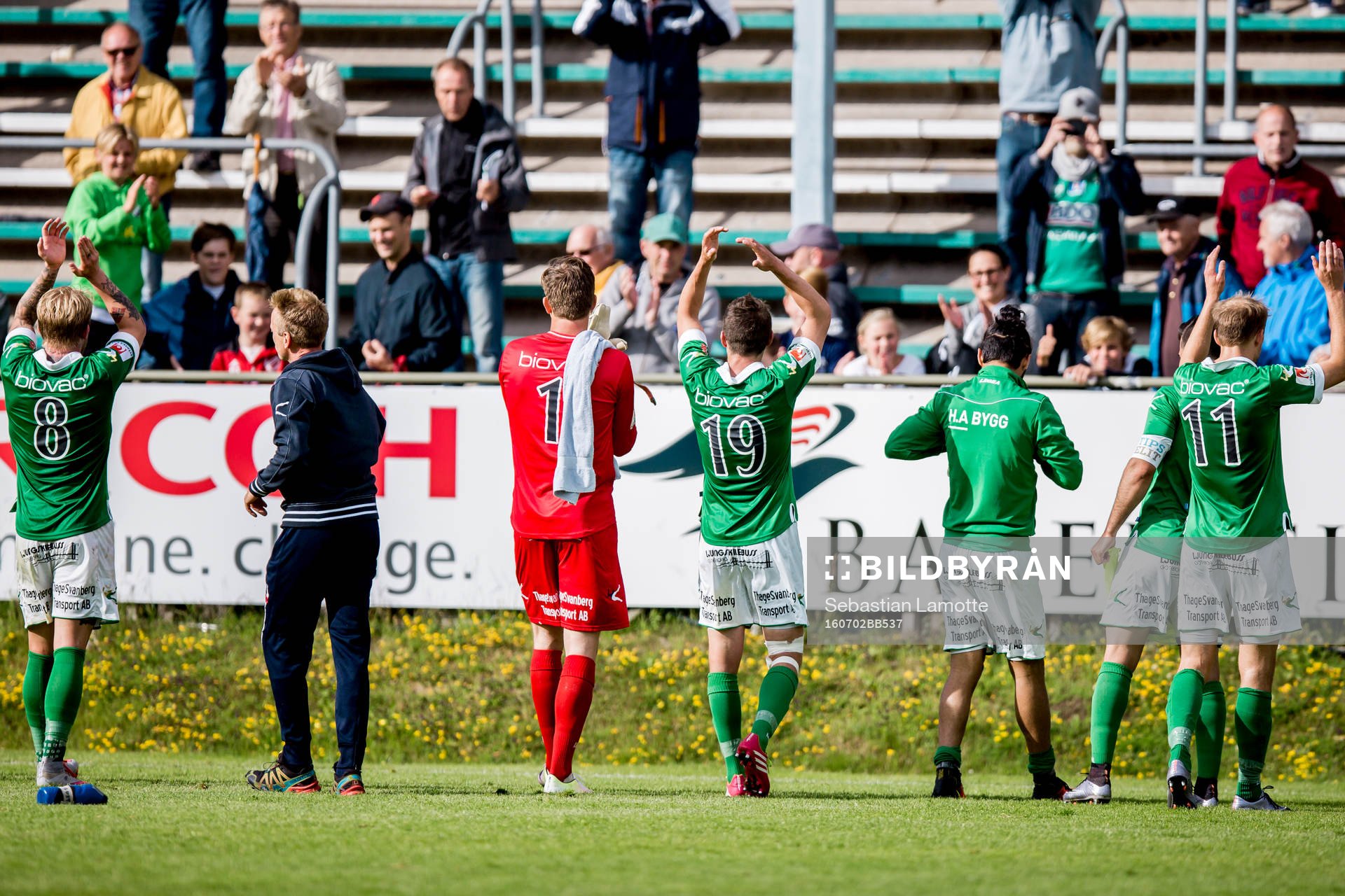 Ljungskiles spelare jublar med fansen