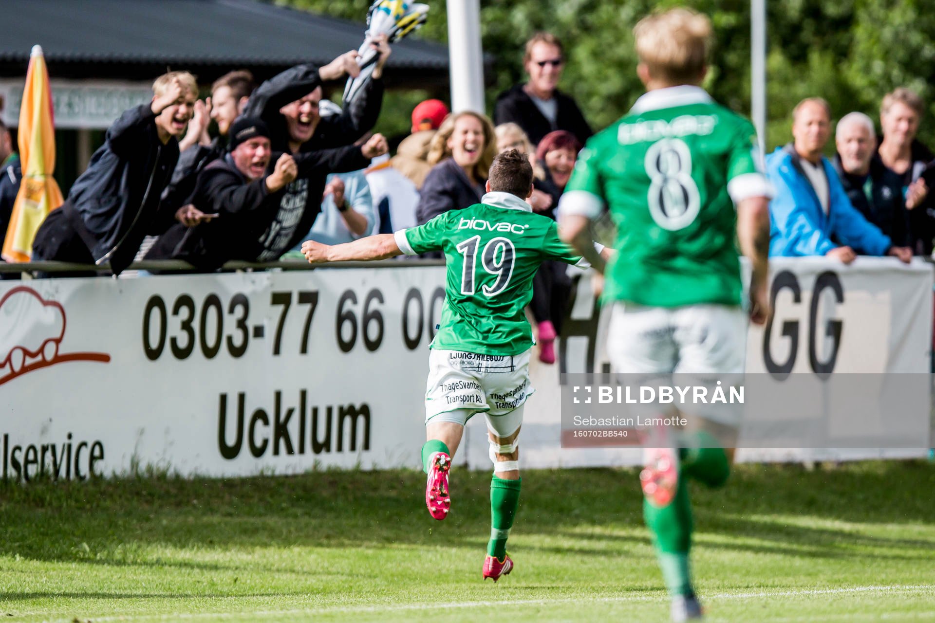 Ljungskiles Hannes Stiller har gjort 1-0 och jublar med