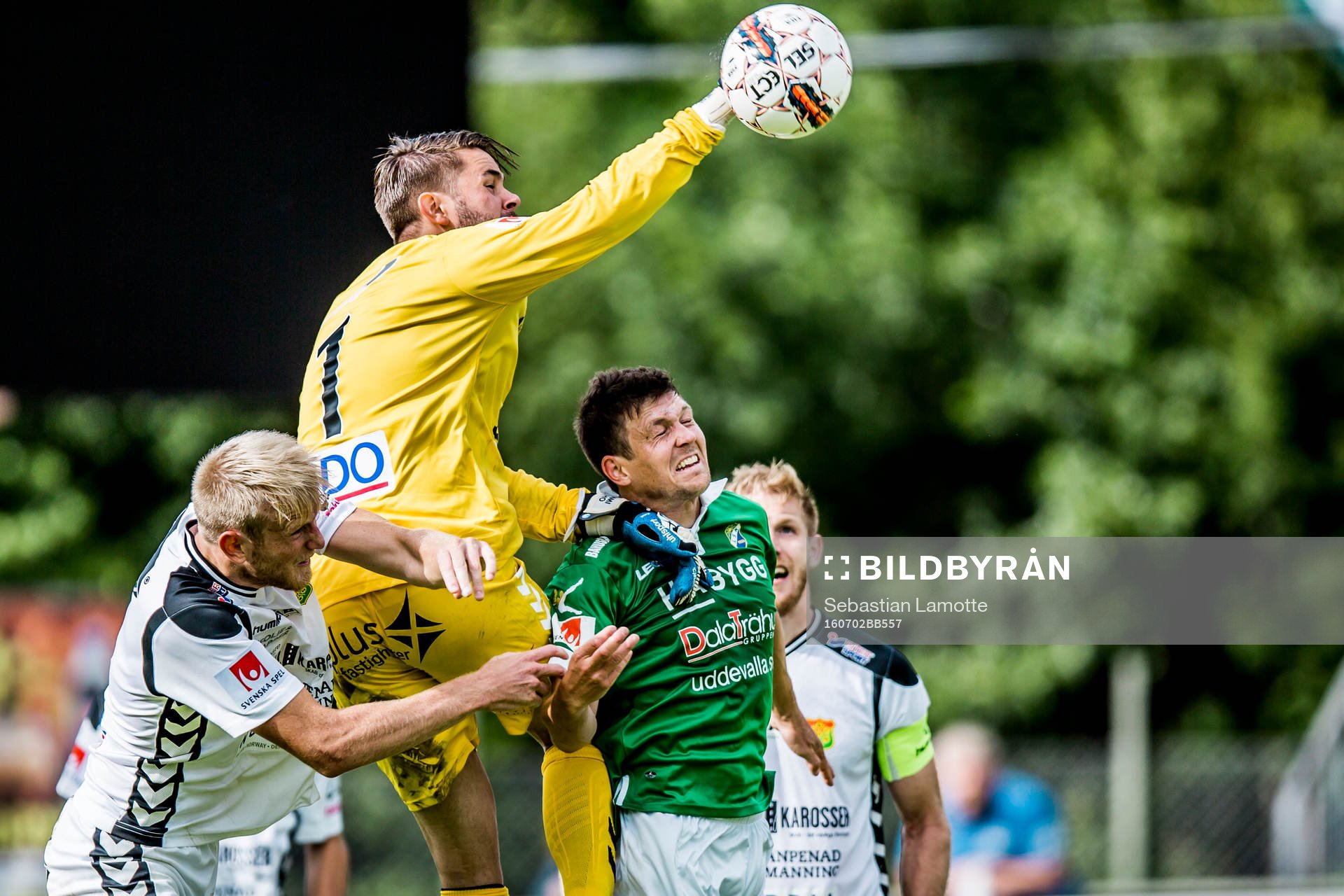 GAIS målvakt Tommi Vaiho boxar bollen före Ljungskiles