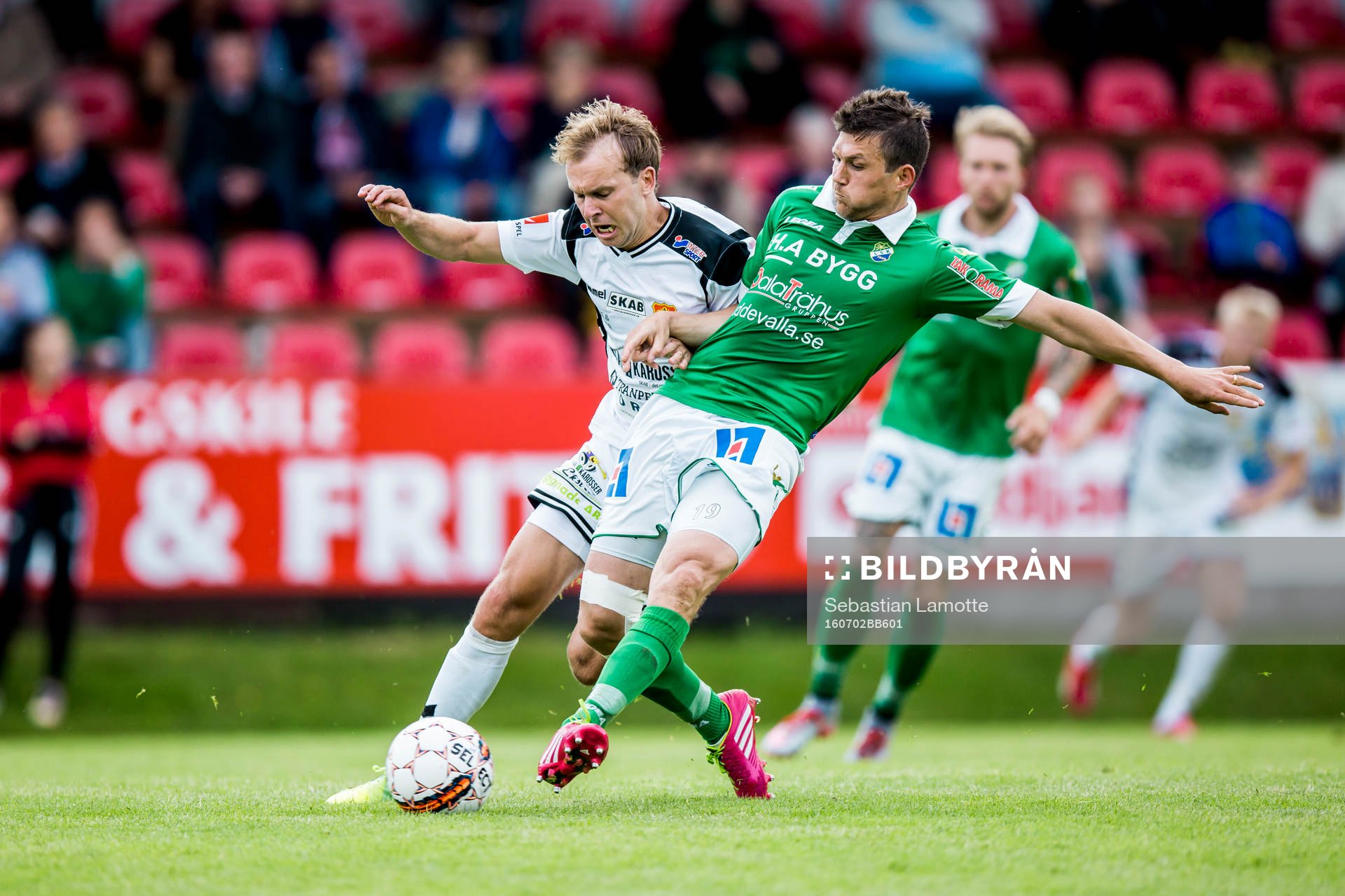 GAIS Craig Henderson och Ljungskiles Hannes Stiller  i duell