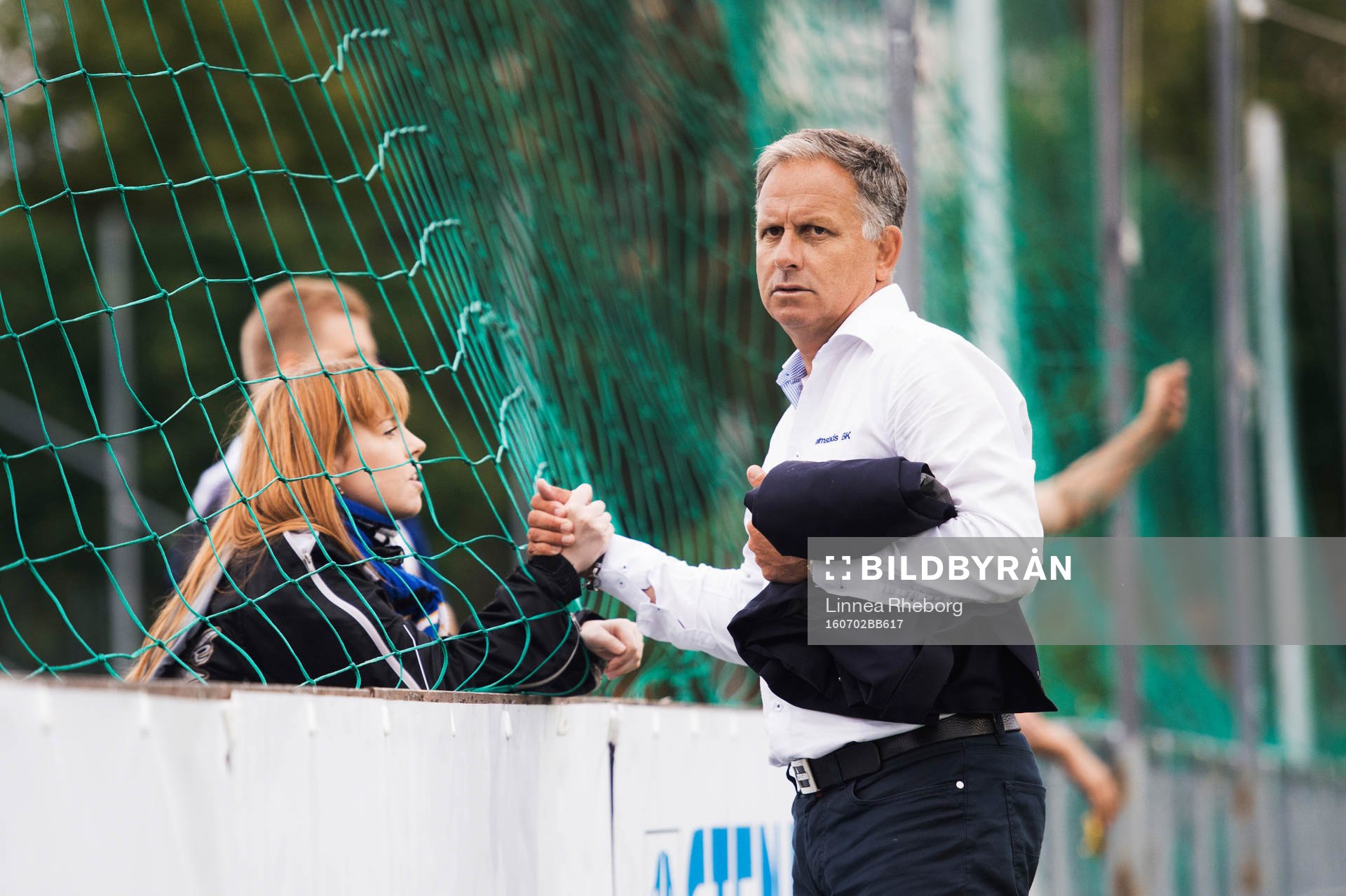 Halmstads tränare Jan Jönsson gör en high-five med en