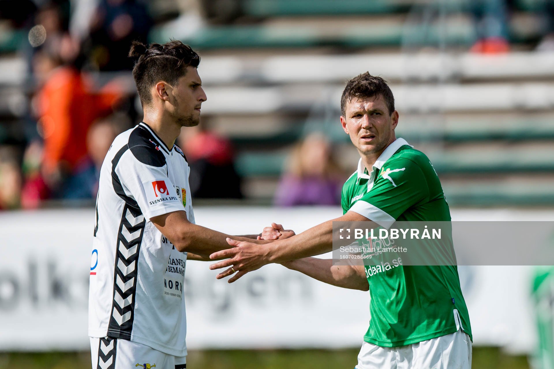 Ljungskiles Hannes Stiller tackar GAIS Luka Mijaljevic