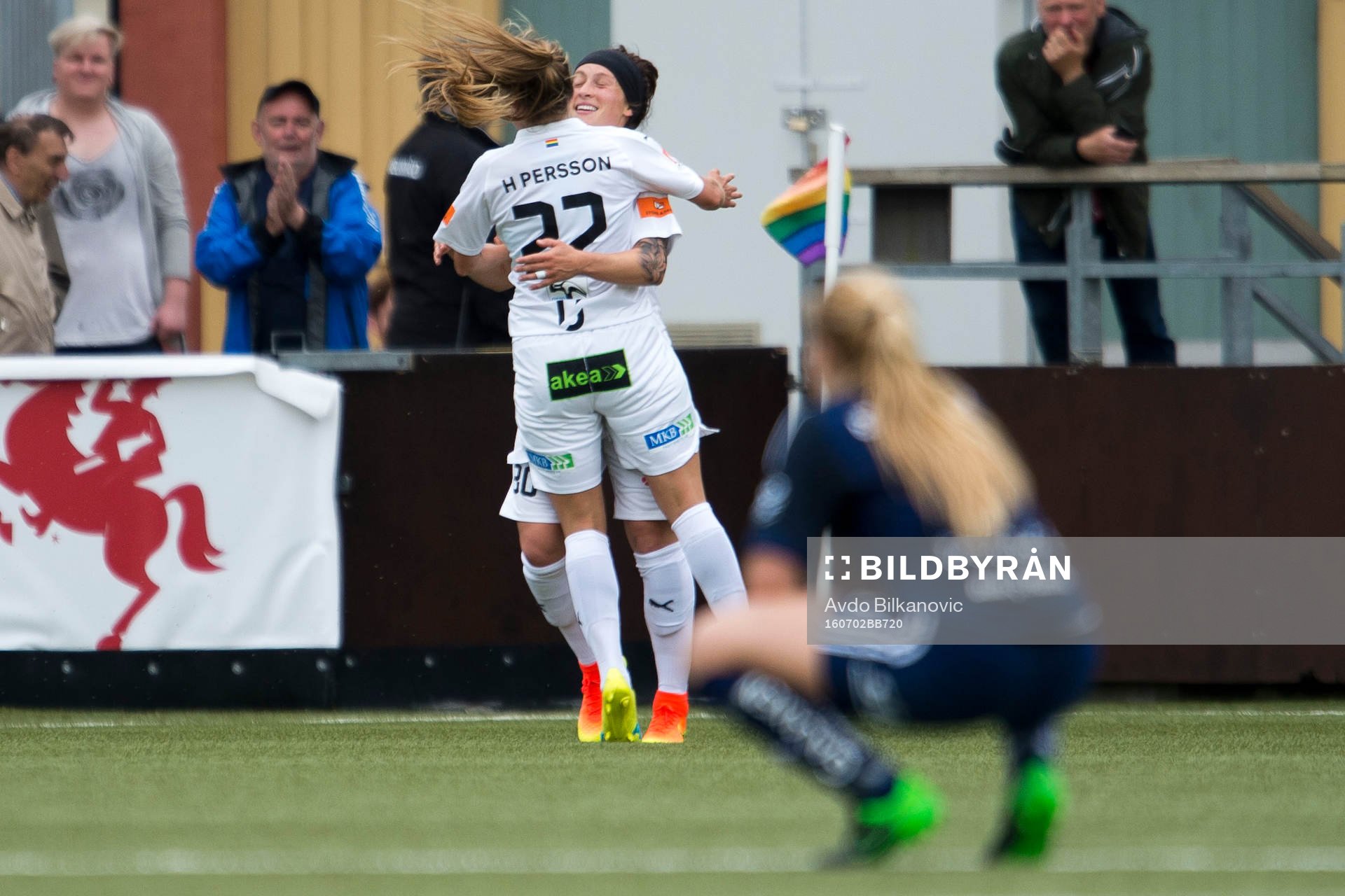Rosengårds Ella Masar och Hanna Persson jublar och i
