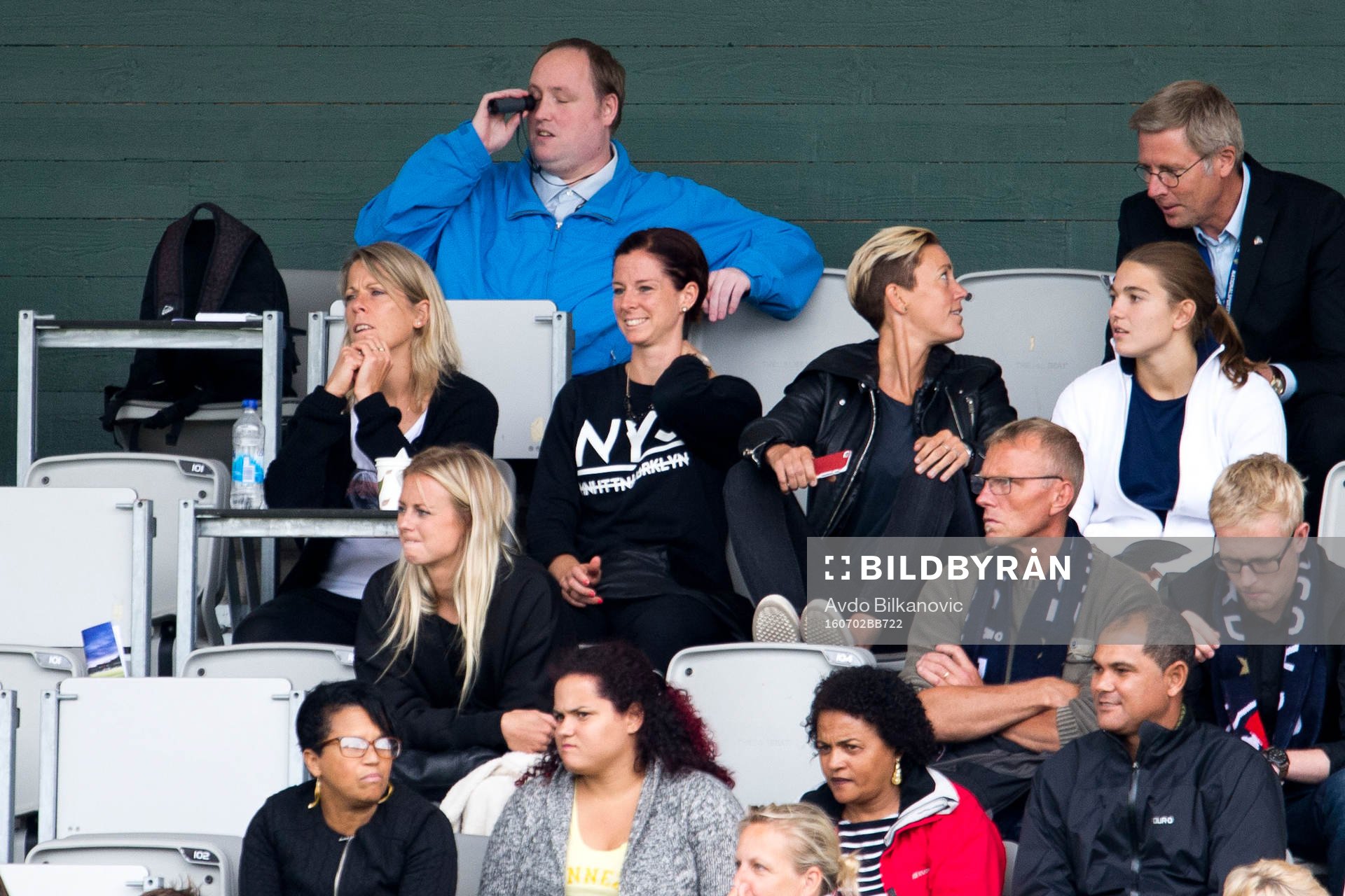 Rosengårds Lotta Schelin följer spelet från läktare
