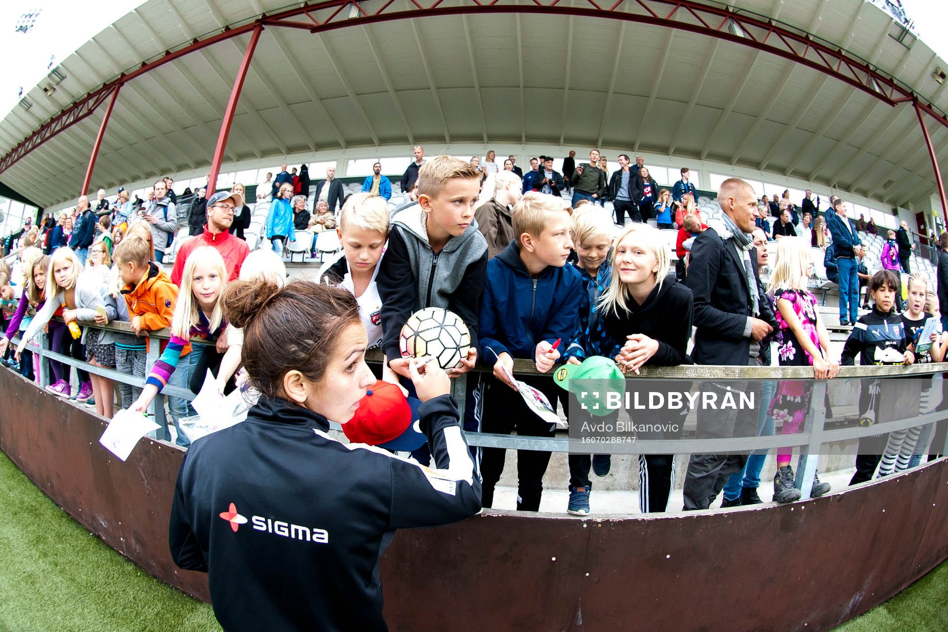 Rosengårds Natasa Andonova skriver autografer