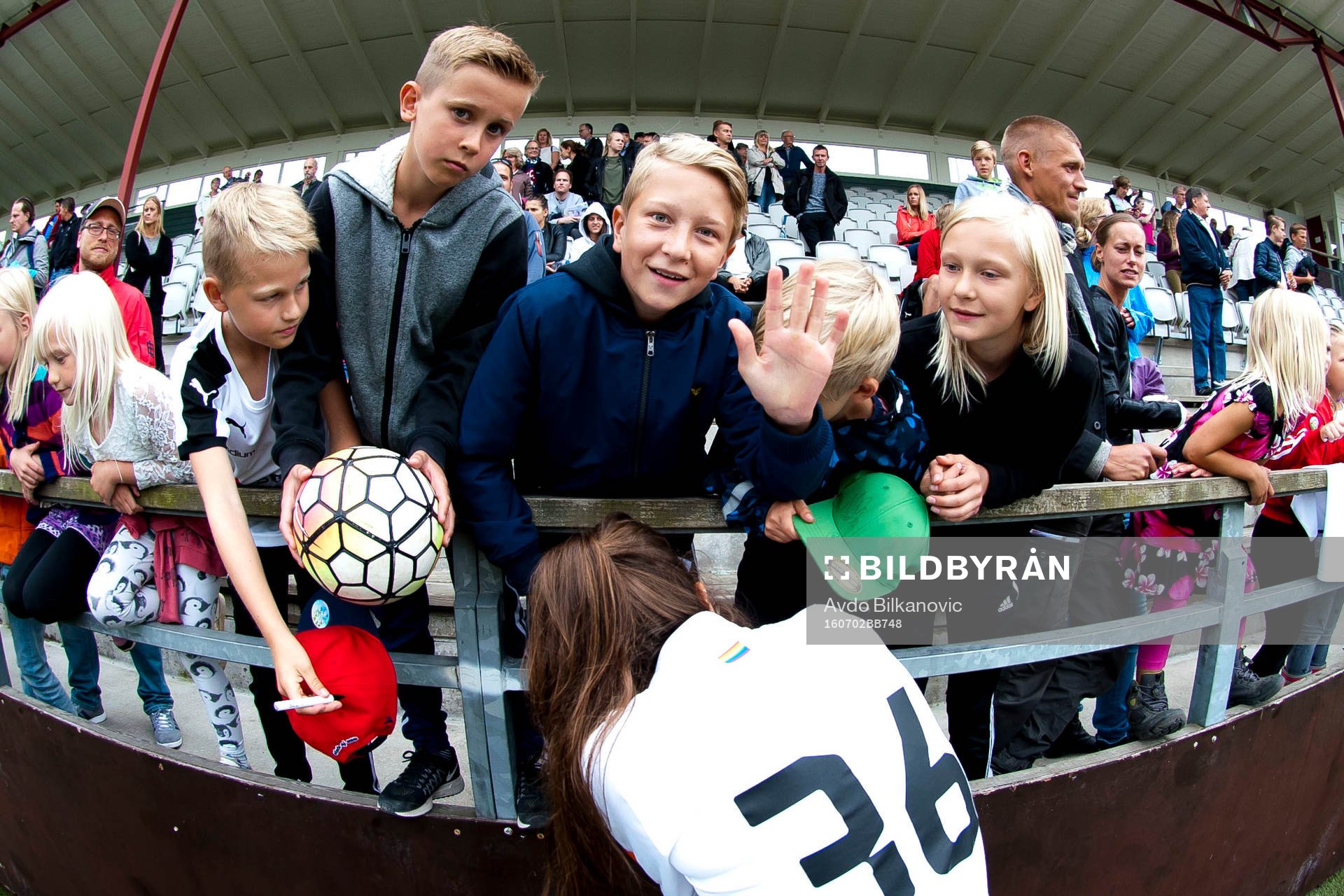 Rosengårds Edina Filekovic skriver autografer
