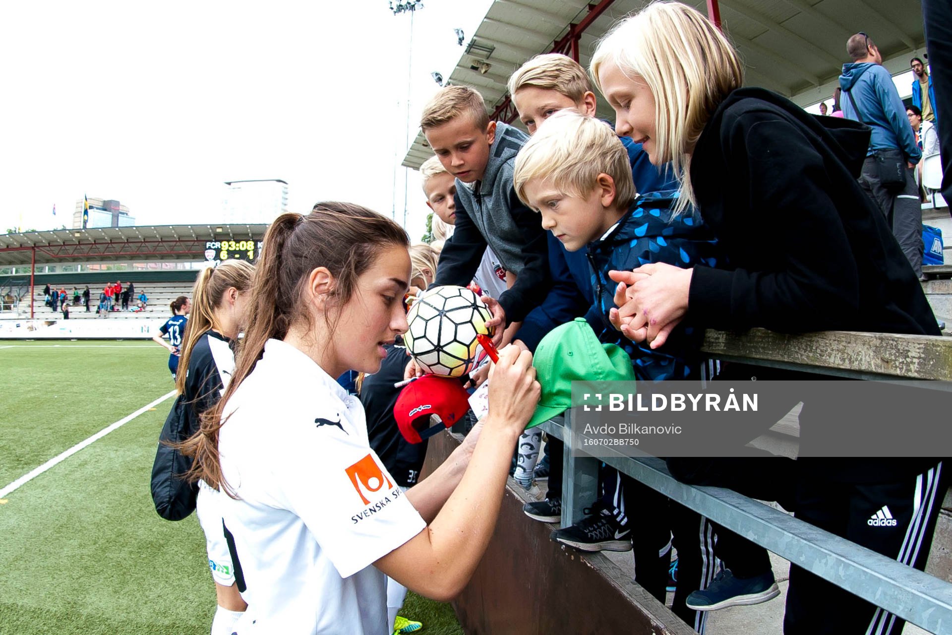 Rosengårds Edina Filekovic skriver autografer