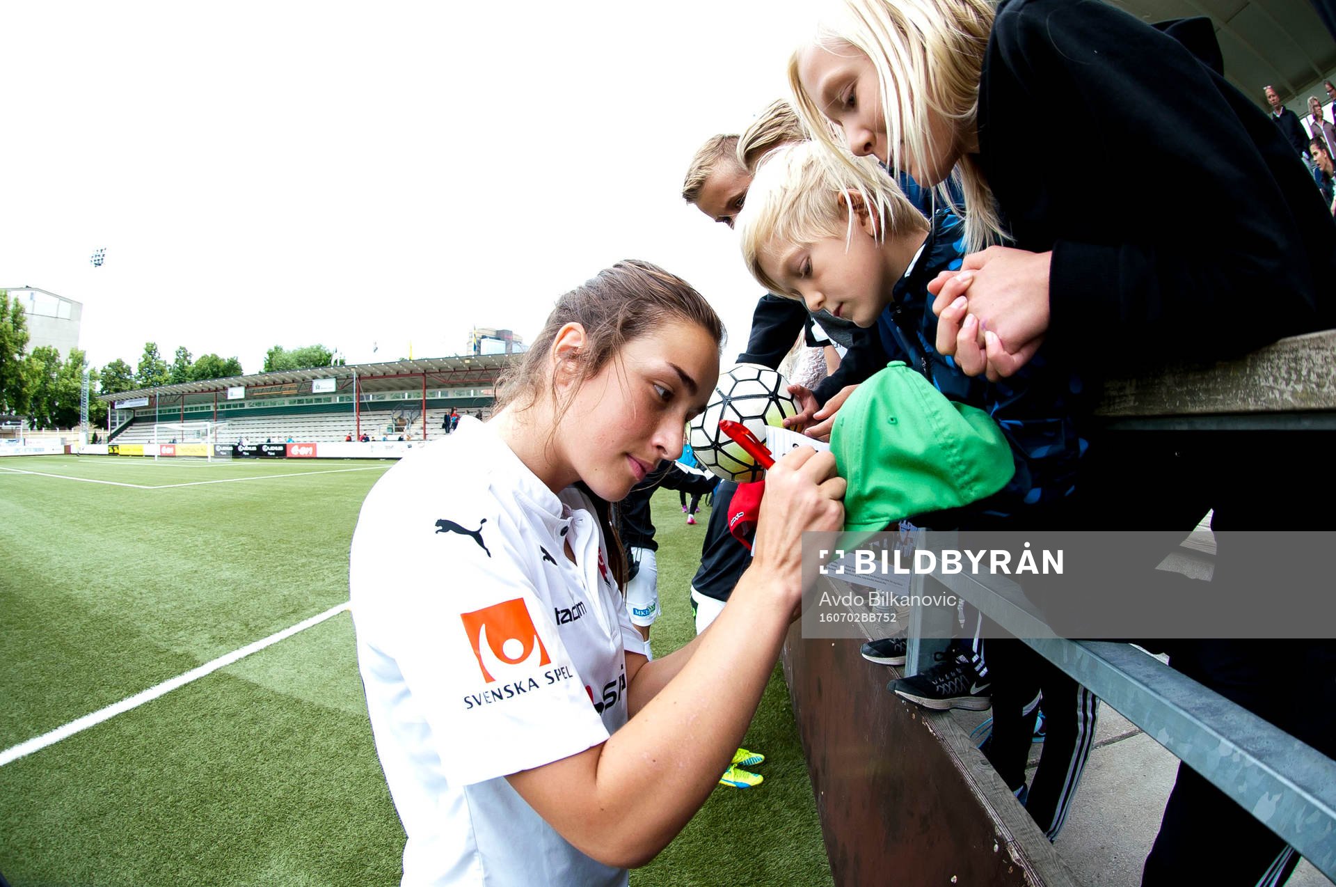 Rosengårds Edina Filekovic skriver autografer