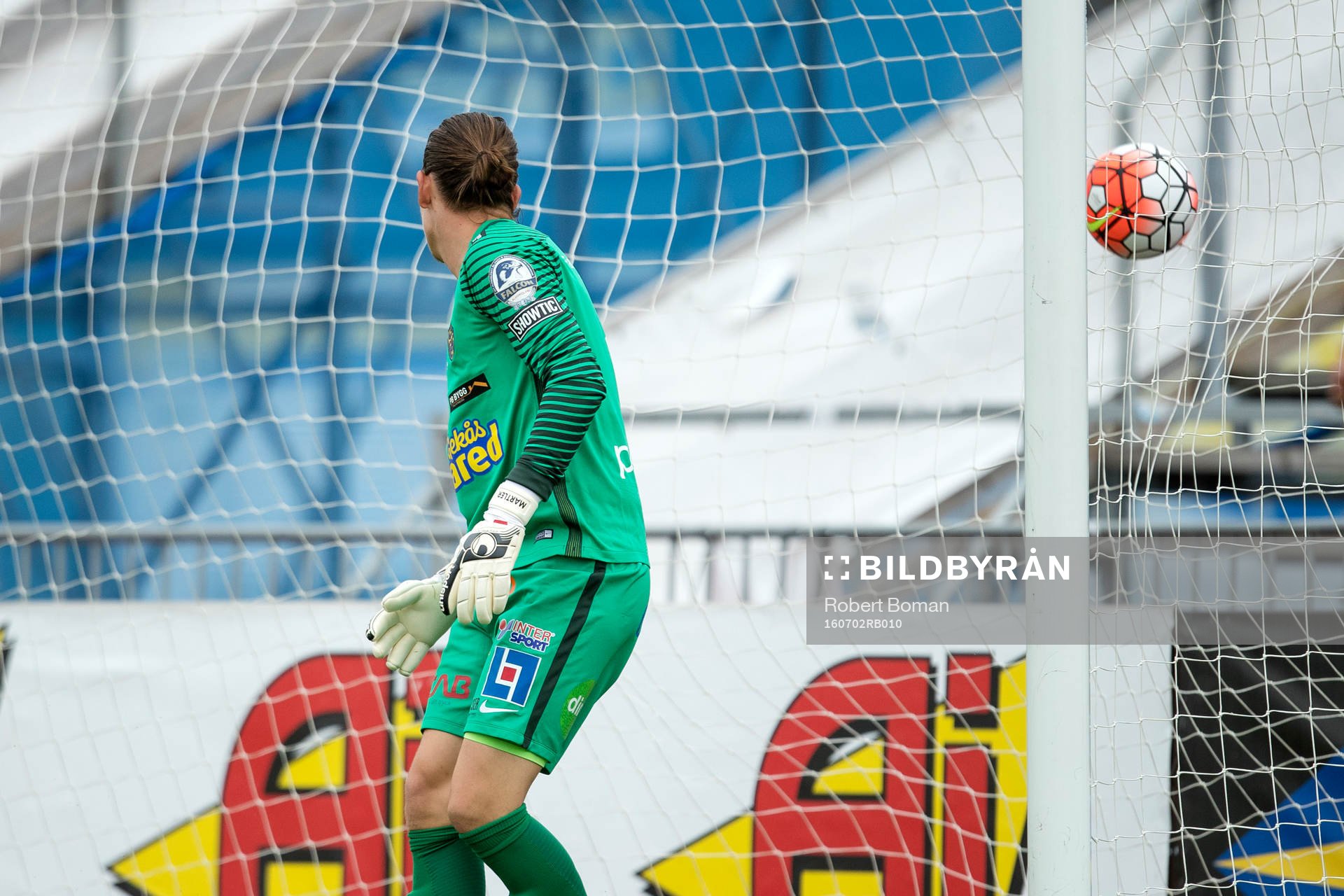 Bollen går in bakom Falkenbergs målvakt Otto Martler