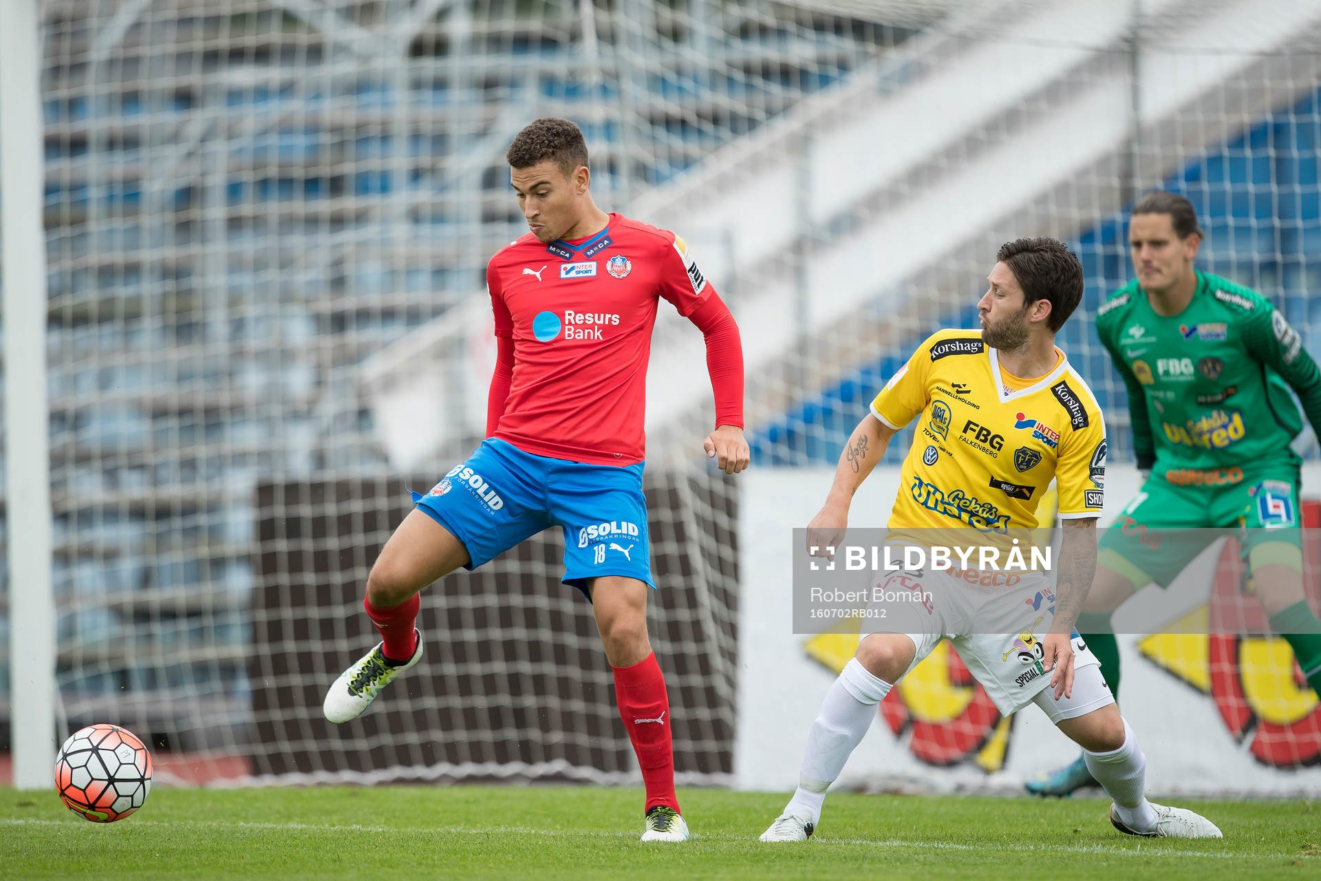 Helsingborgs Jordan Larsson och Falkenbergs Tibor Joza