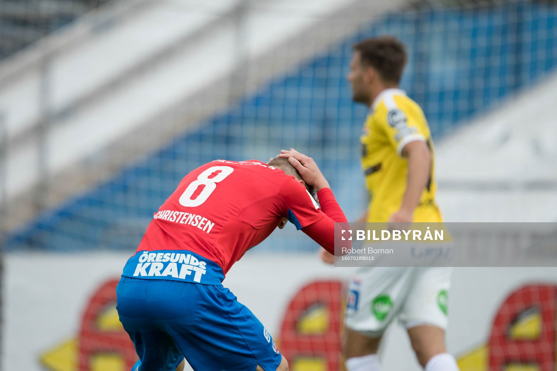 Helsingborgs Martin Christensen (med ryggen i bild) deppar